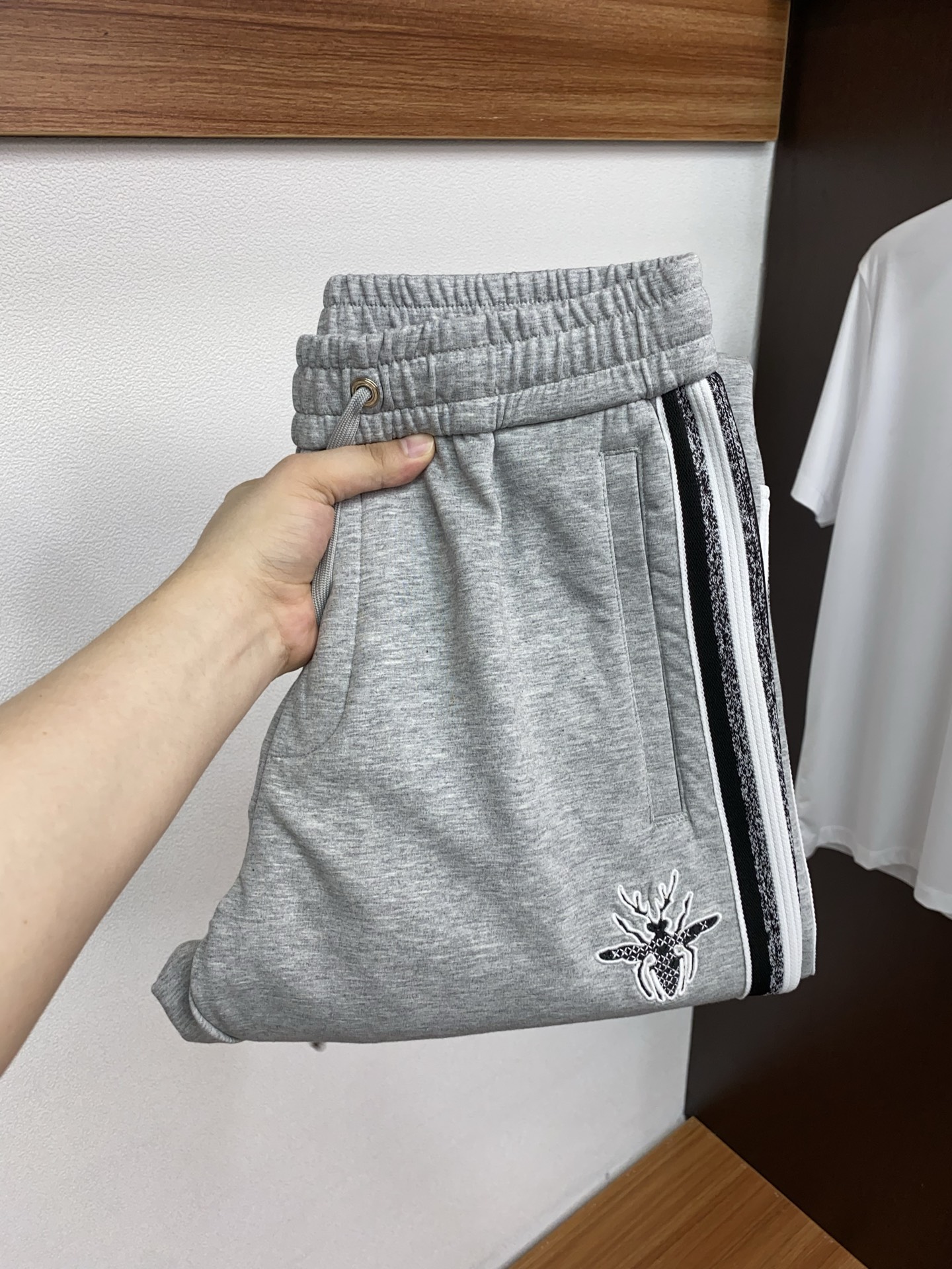 迪奥 2025秋冬季新款，最新定制纯棉面料休闲裤。原版裤型上身休闲百搭、随性慵懒范，高级定制面料柔软舒适