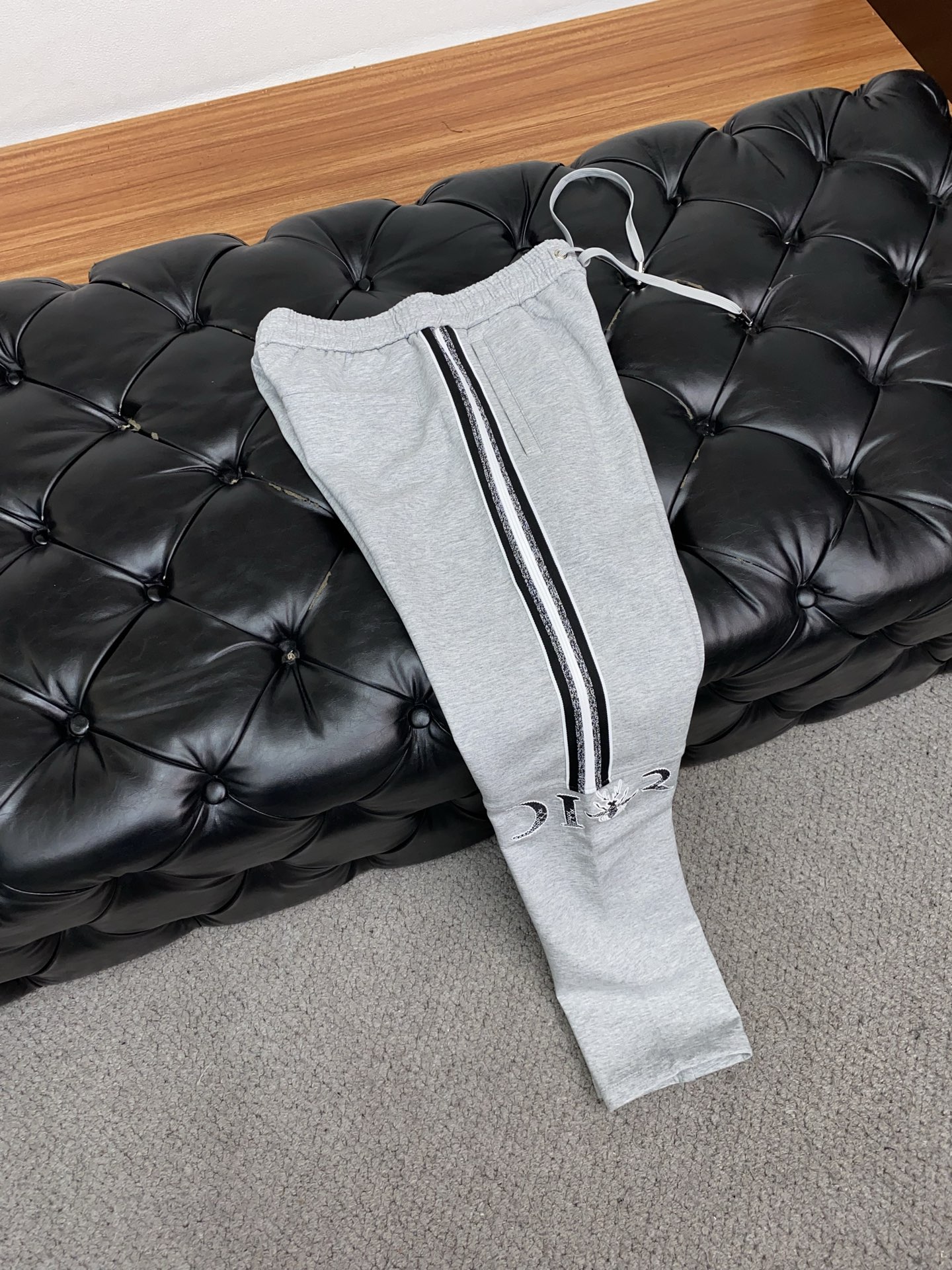 迪奥 2025秋冬季新款，最新定制纯棉面料休闲裤。原版裤型上身休闲百搭、随性慵懒范，高级定制面料柔软舒适