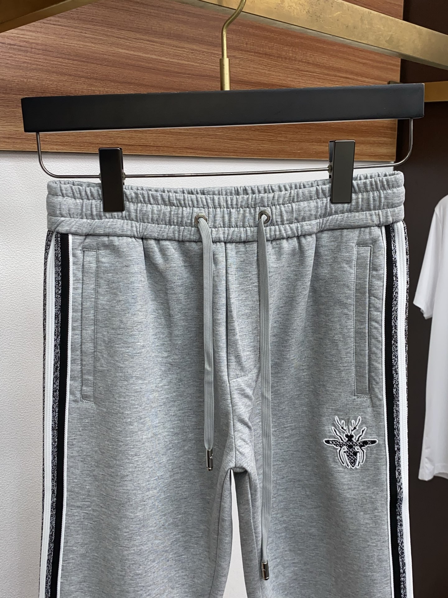 迪奥 2025秋冬季新款，最新定制纯棉面料休闲裤。原版裤型上身休闲百搭、随性慵懒范，高级定制面料柔软舒适