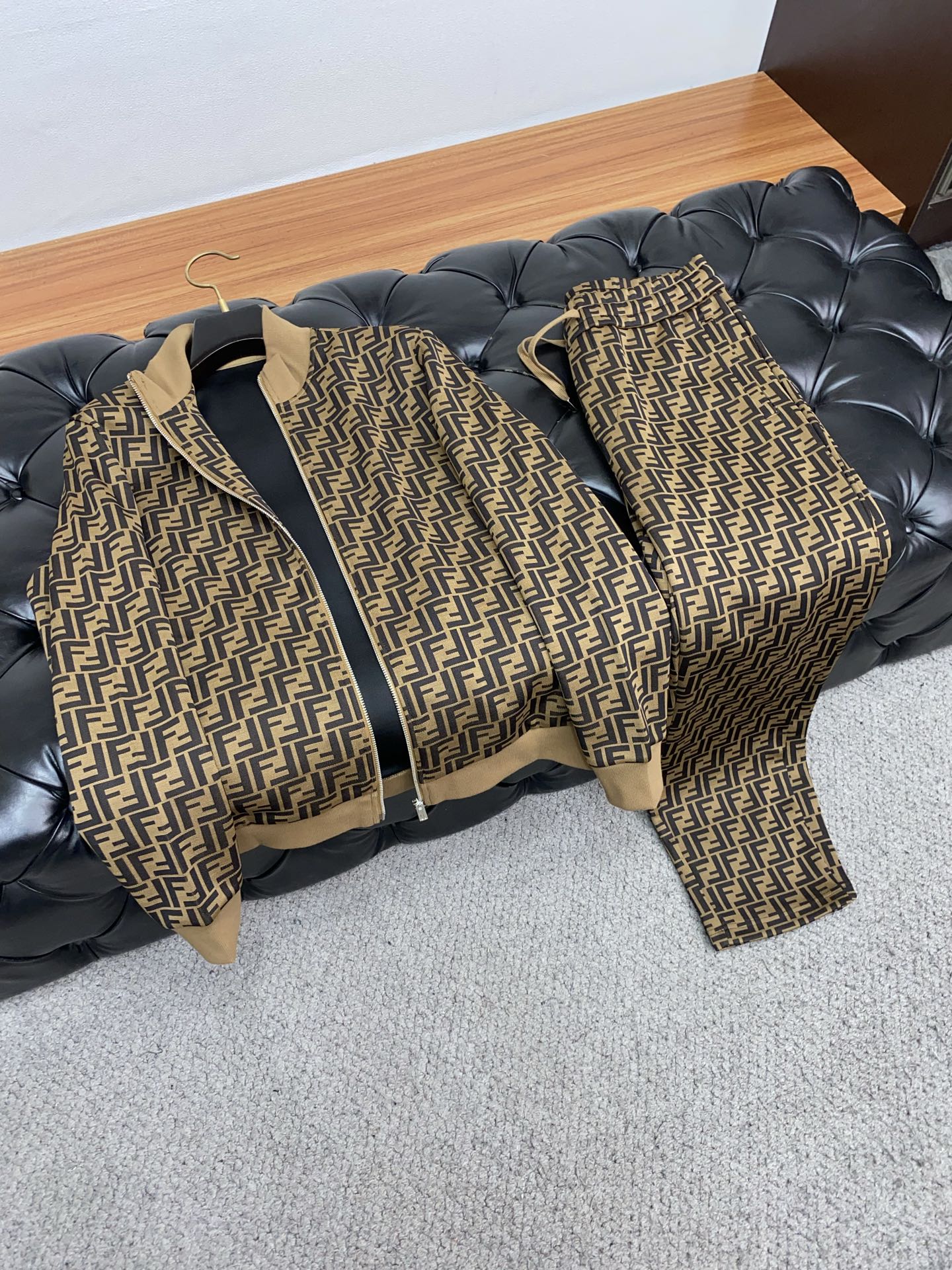 芬迪 25新款运动套装， 这款运动套装采用100%全棉面料制作而成，支边设计，搭配有抽绳，两大兜袋，裤子