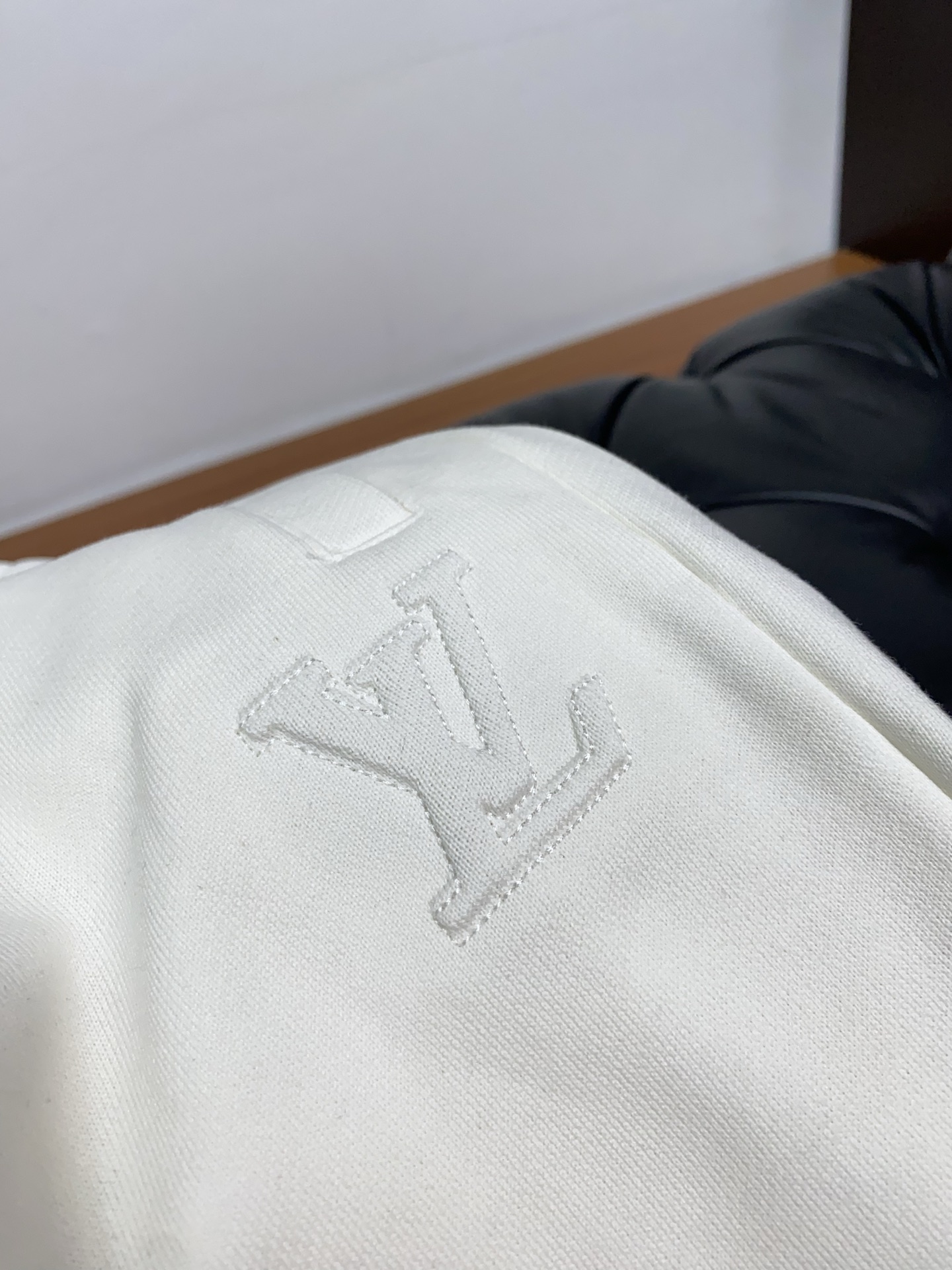 1v路易威登 25新款运动套装， 这款运动套装采用100%全棉面料制作而成，支边设计，搭配有抽绳，两大兜