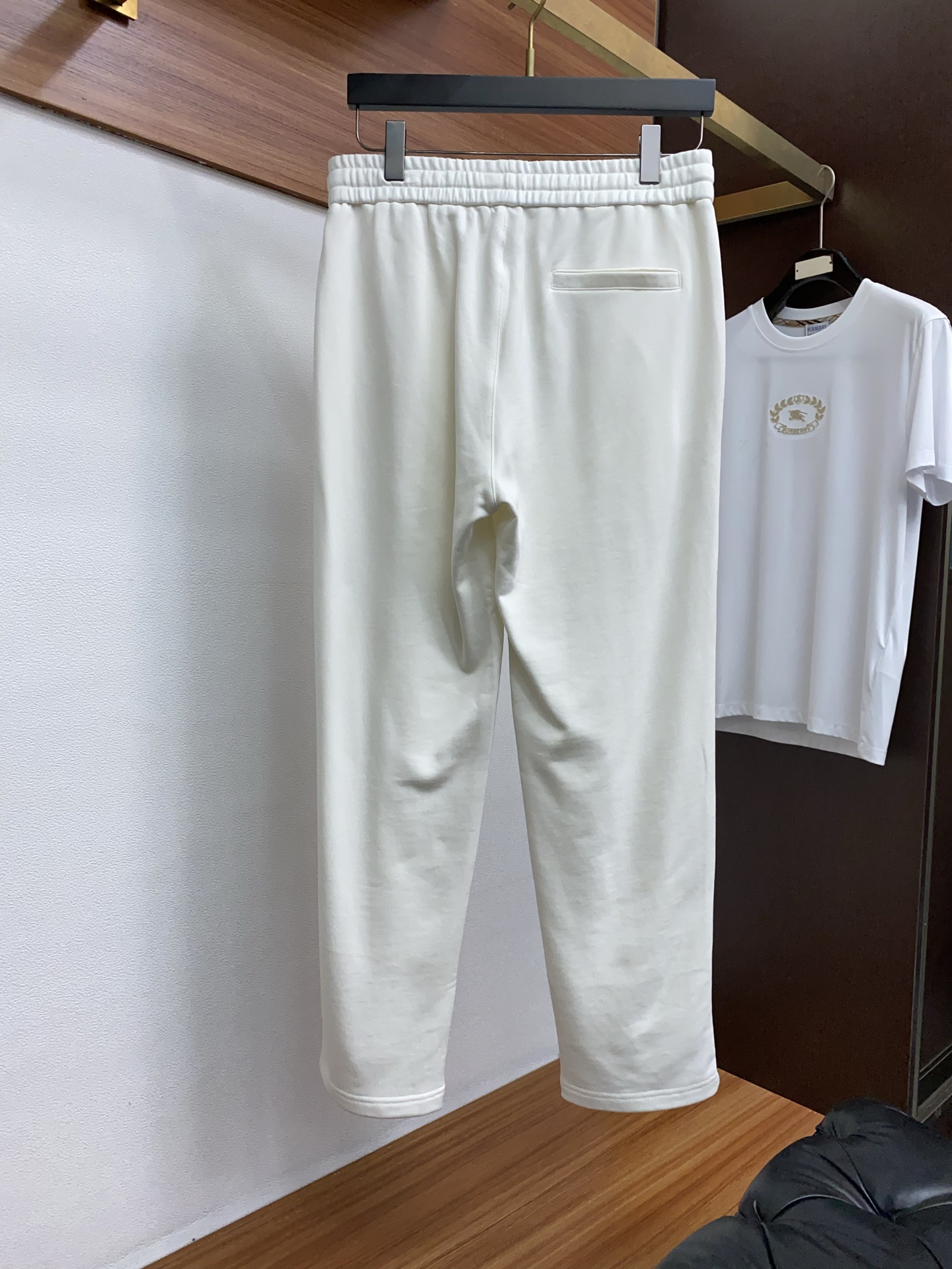 1v路易威登 25新款运动套装， 这款运动套装采用100%全棉面料制作而成，支边设计，搭配有抽绳，两大兜