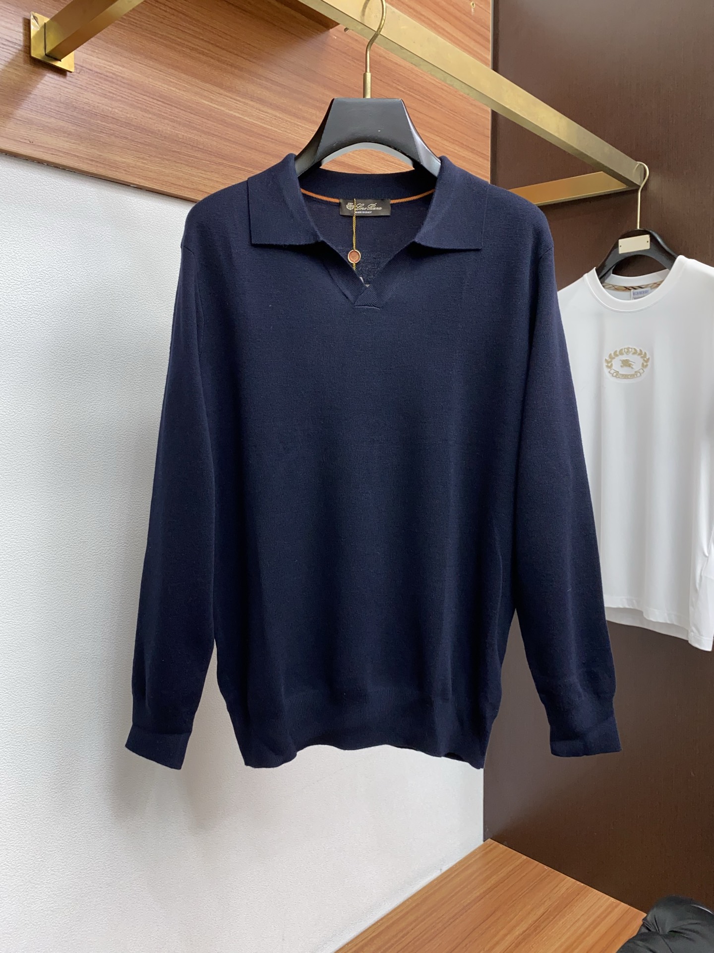 NO:595653,LP Nuoyoupanya 2025FW men's autumn and winter sweaters, outer layer sweaters, sweaters, casual daily wear items!  The upper body is flattering to the body shape, and the customized fabrics perfectly integrate fashion aesthetics and new urban business and casual concepts. You can choose classic styles from different styles, which will never go out of style. A jacket can unlock a variety of styles. Simple but not simple, details highlight quality. Temperature and style, I want it. Break the routine and dress yourself. Trends are fleeting, but style is forever. Light and comfortable, free to move. Full of aura, the must-have shirt for the workplace leads the trend, wear your attitude, fearless of challenges, youthful vitality, cost-effective choice  The whole body interprets Italian sophistication and outdoor functional style to the extreme, both solemn and harmonious, creating a unique style item. The overall outline tends to be simple, and the individual and yuppie detail processing enriches the overall vision. The wardrobe is perfect for business and leisure and has a high attendance rate!  It's something you can meet but can't ask for!  48-56 (please state your height and weight when placing an order,,loro piana,jackets & coats,sweaters,alexander wang19860909LP 诺悠翩雅 2025FW男士秋冬毛衣 打底外穿毛衣 针织衫休闲日常穿搭单品！上身修饰身形、定制面料将时装美学和新都市商务休闲概念完美融合,不同风格任你选经典款,永不过时 一件外套,解锁百变风格 简约而不简单,细节彰显品质.温度与风度,我都要.打破常规,穿出自我.潮流易逝,风格永存 轻便舒适,活动自如.气场全开,职场必备战袍引领潮流,穿出你的态度 无惧挑战 青春活力,性价比之选 通体将意式的干练和户外功能性风格极致诠释,亦庄亦谐,塑造出别具一格的造型单品,整体轮廓趋于简约风格,颇为个性且雅痞的细节处理,丰富了整体视觉.衣橱商务休闲绝佳的高出勤率！可遇而不可求！48-56（下单请报身高体重,,loro piana,jackets & coats,sweaters,alexander wang,Men's clothing