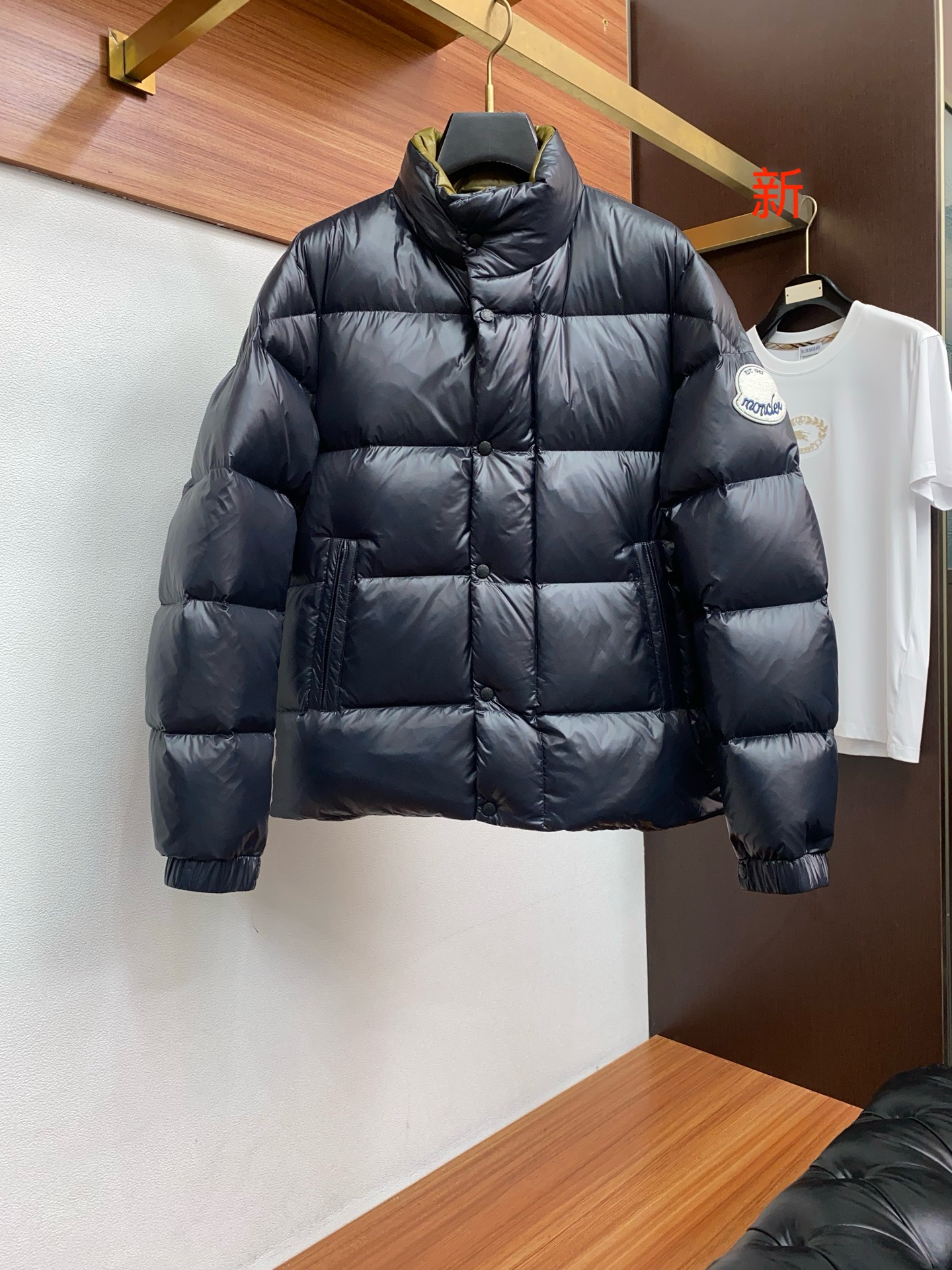 NO:596321,The top version of the masked black down jacket is available at the counter simultaneously. One hundred percent new national standard 90 down jacket. Ace new single down jacket!  A king that I have been looking forward to for the second half of the year. The blood change has been successful. This down jacket is completely new blood, new accessories, new fabrics, new styles, and new versions!  Super warm and fashionable color matching, it is precisely because of these irreplaceable details and specifications that it is the first model in the industry, high quality, high-end goods, recommended for personal use!  !  Size m-3xl,,Moncler,jackets & coats,down jacket,alexander wang19860909蒙口 顶级版本专柜同步雾面黑羽绒服 百分百新国标90羽绒服 王牌新单 羽绒服外套！一个我期待了一个下半年的王 算是换血成功了,这款羽绒服完全是新鲜血液,新的辅料,新的面料,新的款式,新的版型！超保暖 时尚的配色,正是因为这些无法替代的细节与规格,业内首发款,高品质,高档货,自留推荐！！ 尺码m-3xl,,Moncler,jackets & coats,down jacket,alexander wang,Men's clothing