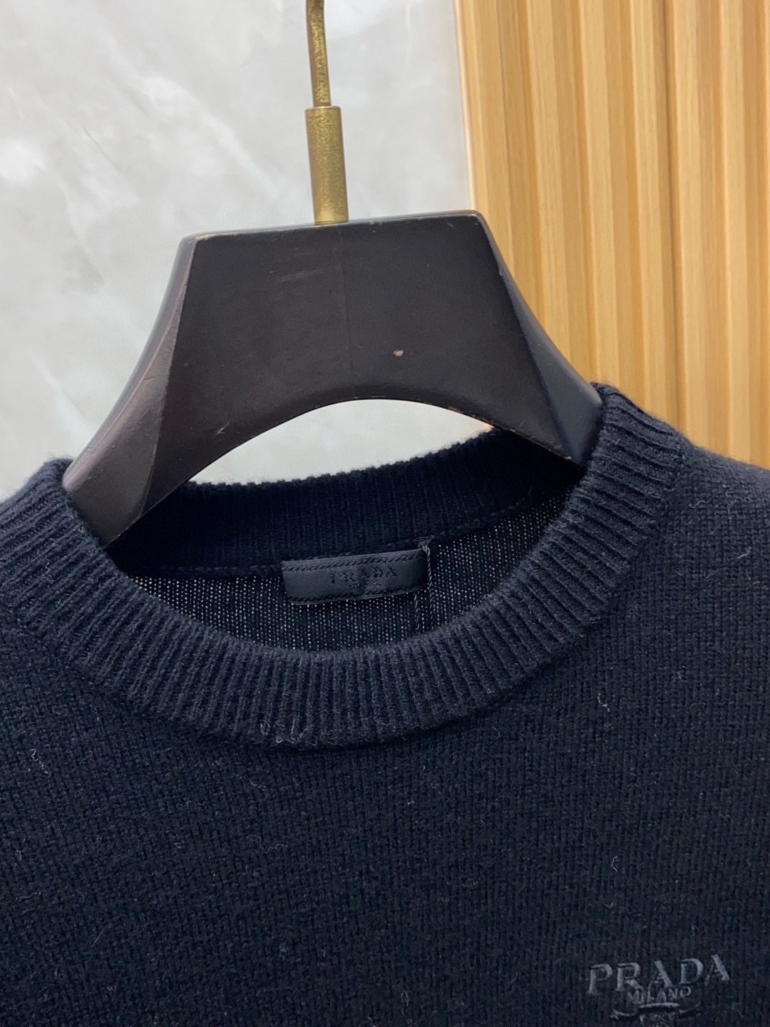 。普拉达 2025ss秋冬新品时尚休闲打底单穿圆领商务休闲基础高档精纺100%纯羊毛毛衣 舒适保暖！抗起