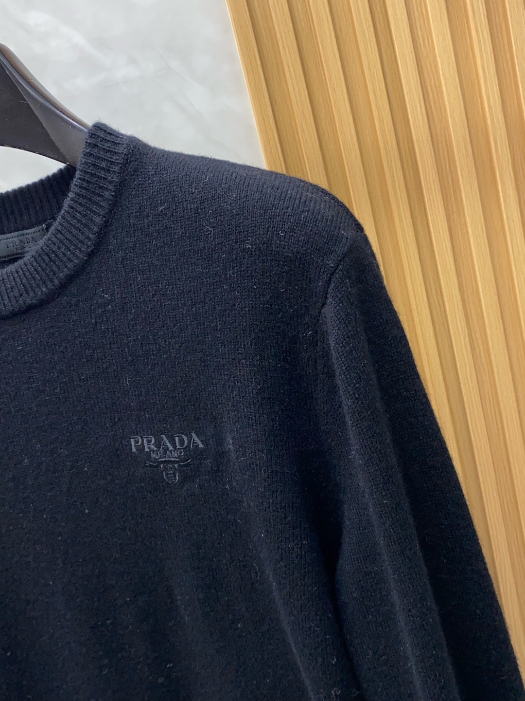 。普拉达 2025ss秋冬新品时尚休闲打底单穿圆领商务休闲基础高档精纺100%纯羊毛毛衣 舒适保暖！抗起