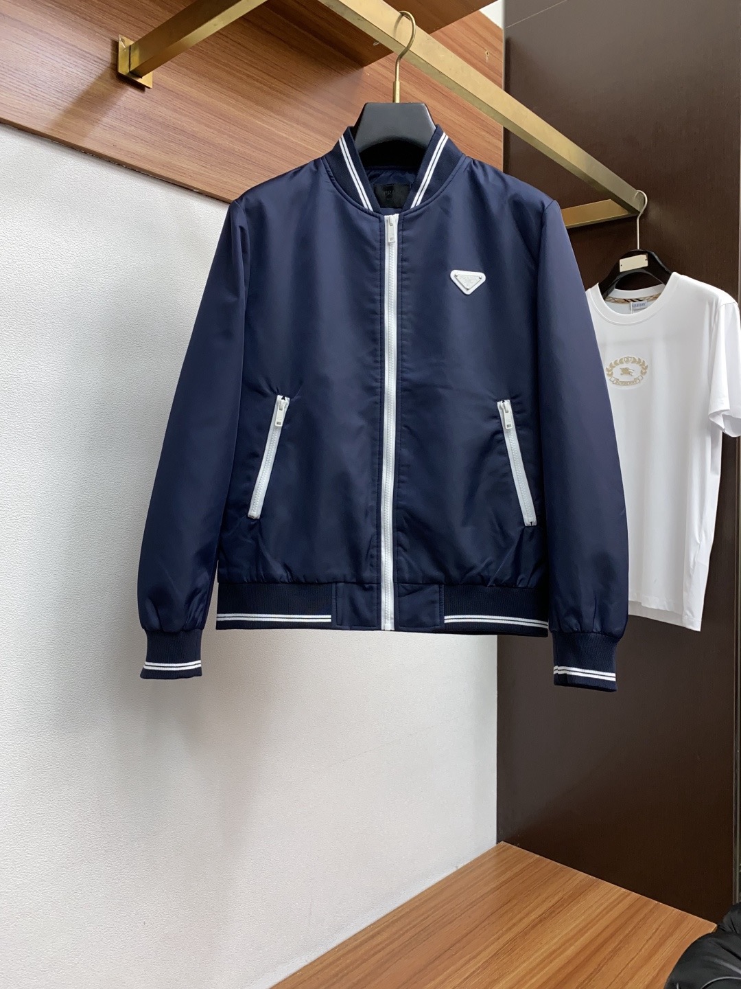 普拉达 M-2xL 正码正拍 26ss最新品 经典棒球领夹克外套，设计帅气有型！百搭必备单品，时尚潮牌，