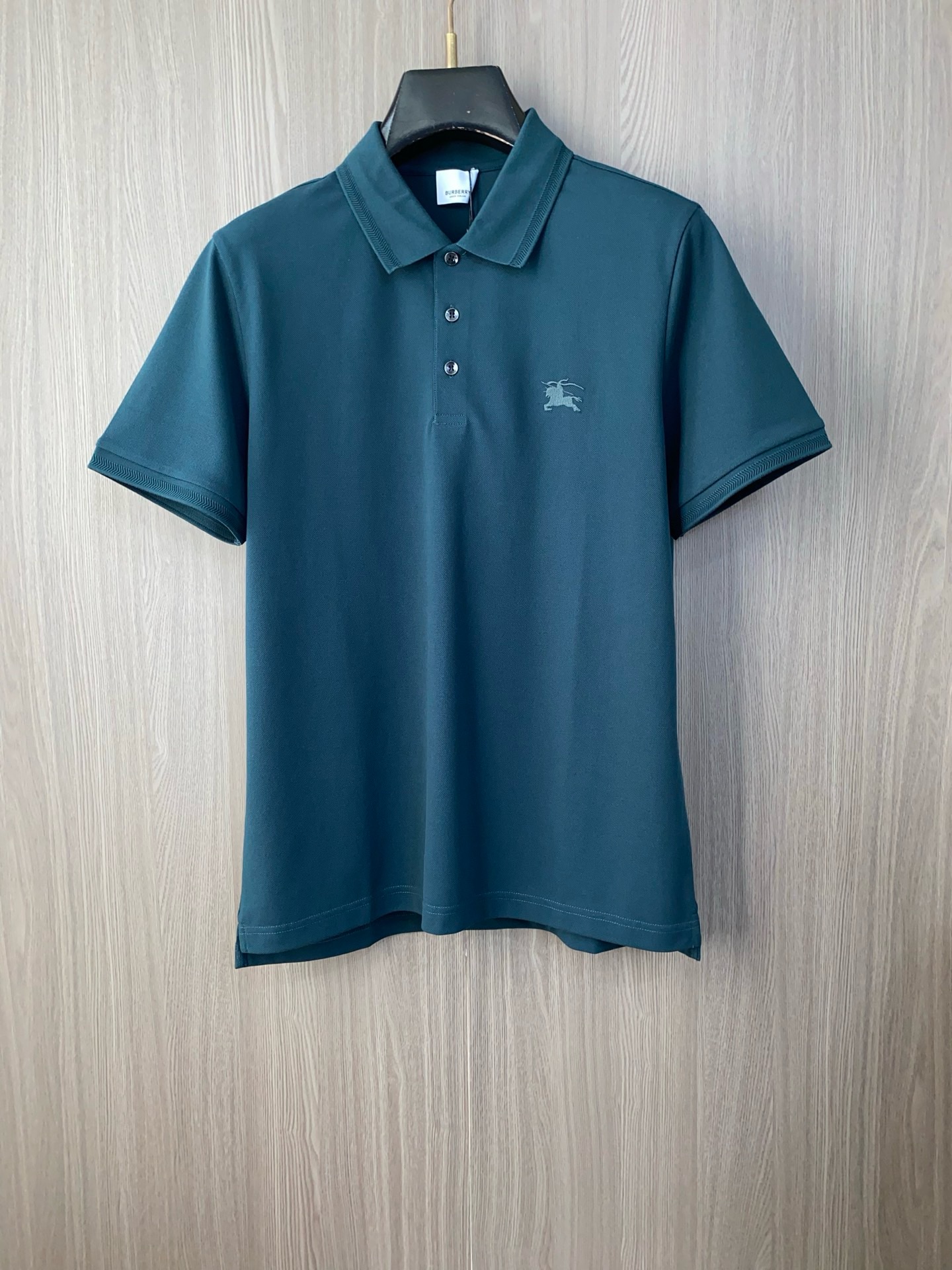 巴宝莉 2026春夏新品细纹珠地商务Polo，极简的衣身造型！顶级针织棉质混纺质地 整体的触感极为舒适，