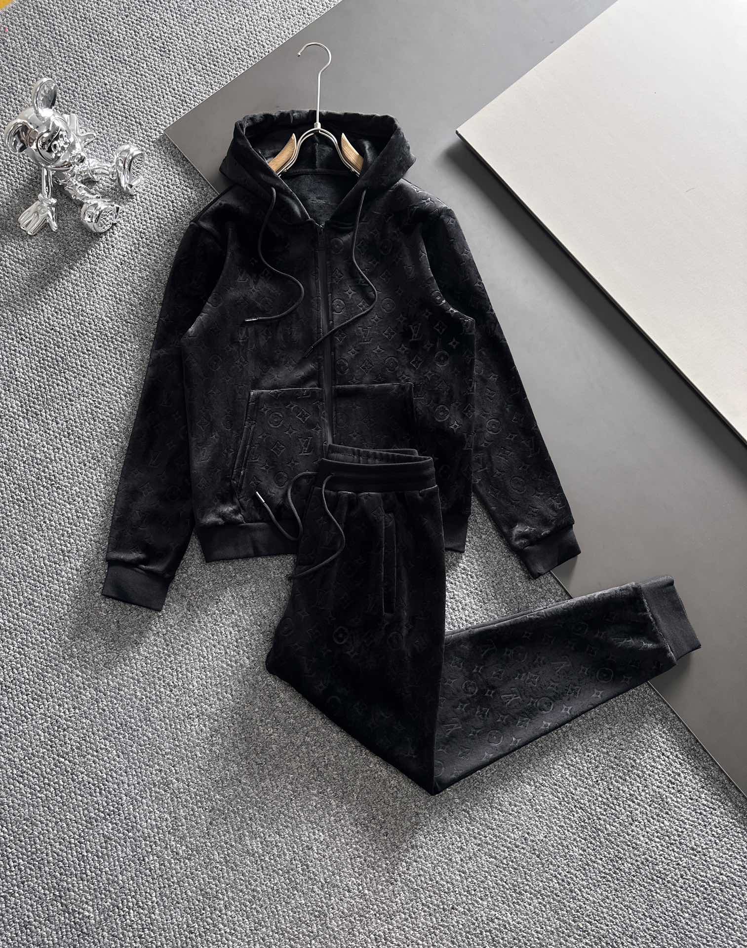 NO:128049,L Brand* Set Style m-xxxl Latest and Top-level Embossed Style Arrangement Logo Metal Zipper Hooded Casual Set, Top-quality counters for sale, Top-level production crafts imported fabrics, unique design of the counter, using imported high-end custom imported silk thread with first-class feel!  ,hats,alexander wang19860909L牌* 套装版型m-xxxl 最新最顶级满身花压花款排列logo 金属拉链连帽休闲套装,最顶级的品质专柜在售,顶级制作工艺进口面料,专柜款独特设计,采用进口高端订制进口丝线手感一流！,,hats,alexander wang,Men's clothing