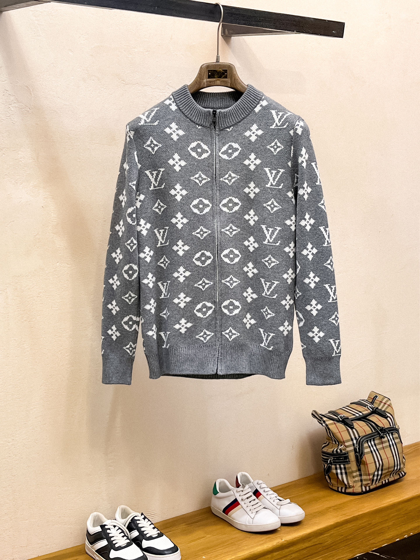 NO:648071,New autumn and winter cardigan sweaters, cardigan sweaters, high-density cardigan wool sweaters, fashionable and versatile, not easy to deform, custom-made fabrics at the counter, delicate and soft feel, durable and not easy to deform, excellent upper body effect, impeccable details, brand element design concept, reflecting high quality. Complete with three standards!  Size: M-3XL,,sweaters,alexander wang19860909秋冬新款开衫毛衣,开衫羊毛衫,高密度开衫羊毛针织衫,时尚百搭,不易变形,专柜定制面料,手感细腻柔软,耐穿不易变形,上身效果极佳,细节无可挑剔,品牌元素设计理念,体现高品质.三标齐全！ 码数: M-3XL,,sweaters,alexander wang,Men's clothing