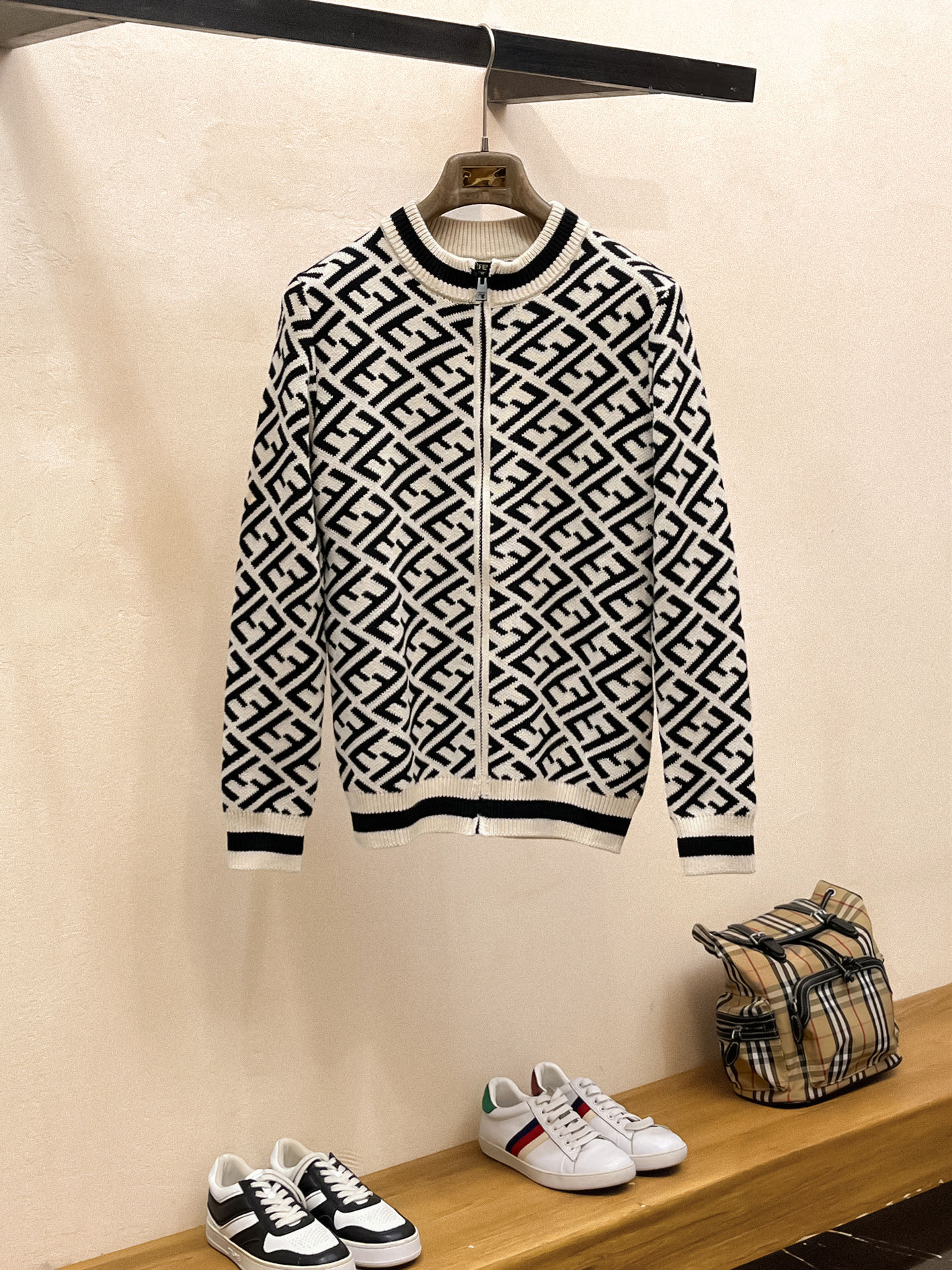 NO:571088,2025 new autumn and winter zipper cardigan wool sweater. High-quality Italian imported wool blended fabrics, high-density knitting, fashionable and versatile zipper cardigan sweater, very handsome. Classic logo logo is more durable and less likely to deform. Counter version, various styles can be easily held. The classic fashionable wool sweater that is sought after every year has become popular all over the world!  Size M-3XL (please state your height and weight when placing an order),,sweaters,alexander wang198609092025秋冬新款拉链开衫羊毛毛衣 高品质意大利进口羊毛混纺面料,高密度针织,时尚百搭拉链开衫毛衣,帅气十足.经典Logo标志 更耐穿更加不易变形,专柜版型,各种风格都能轻松Hold住,年年被追捧的经典时尚羊毛针织衫,已经风靡全球！ 码数M-3XL(下单请报身高体重),,sweaters,alexander wang,Men's clothing