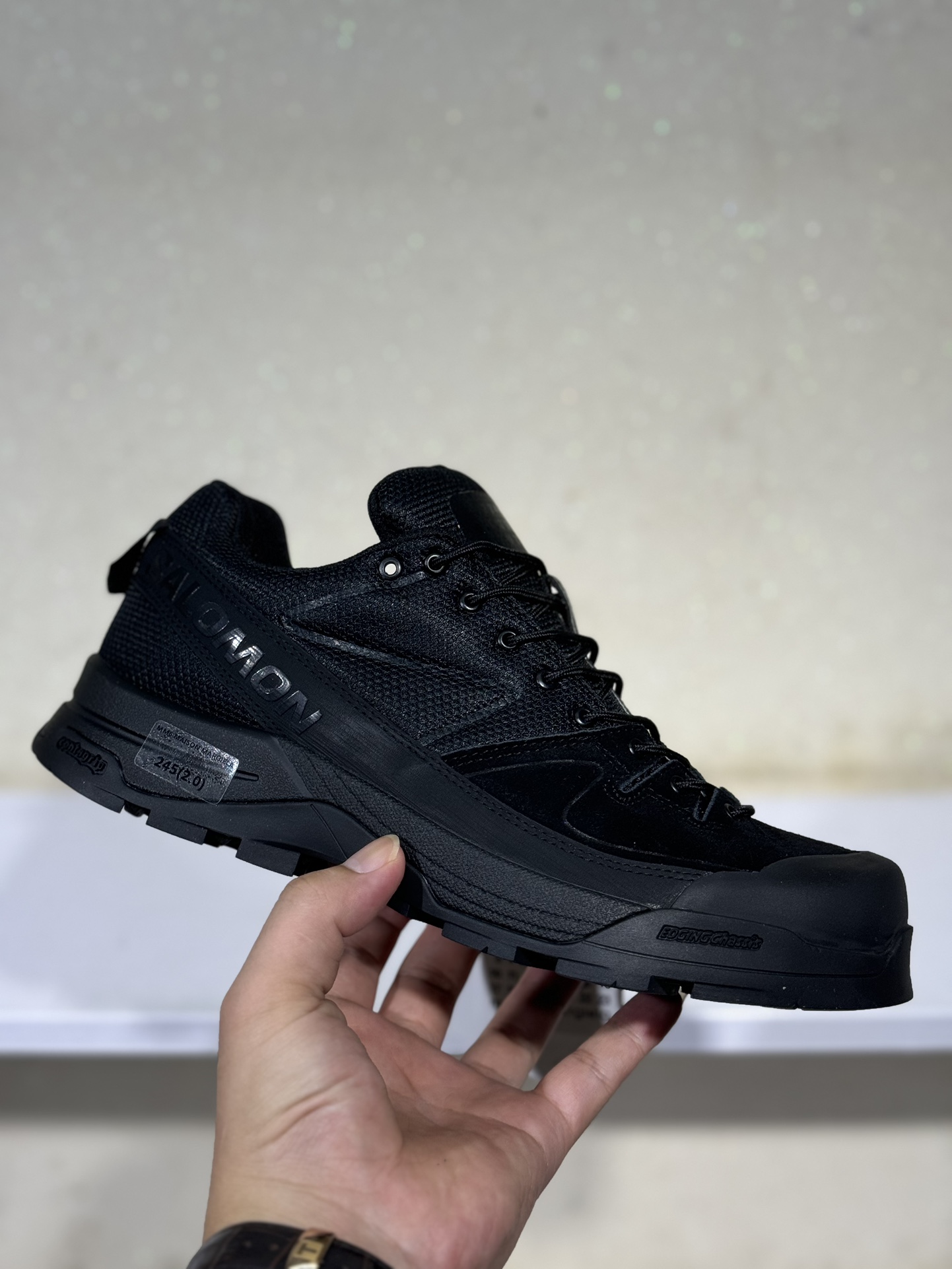 NO:729445,In stock at the stall, SALOMON x MM6 Margiela, jointly branded  The digital logo is like a handmade seal, complementing SALOMON's bold and high-tech LOGO. The other pair is made of pure black, highlighting textured details. The iconic sneakers are refined into new urban classics, bringing a quiet atmosphere to SALOMON. The delivery counter is exquisitely packaged. Size: 36 37 38 39 40 41 42 43 44,, loro piana, masion margiela, masion  margiela,sneakers19860909档口现货 SALOMON萨洛蒙x MM6马吉拉 联名 X-Alp系列 情侣款 户外 休闲 运动鞋 原版购入开发 做货 这款由MM6全新演绎的X-AIp专注于其空气动力学的外观上,标志性白色与奶油色带来都市风格.鞋舌上的MM6 数字标志就像一枚手工印章,与SALOMON大胆而高科技的LOGO相得益彰.另一双则以纯粹的黑色打造,突出富质感的细节,标志性运动鞋被提炼为新的都市经典 为 SALOMON带来静谧气息 配送专柜精美包装 Size: 36 37 38 39 40 41 42 43 44,,loro piana,masion margiela,masion margiela,sneakers,Men's shoes