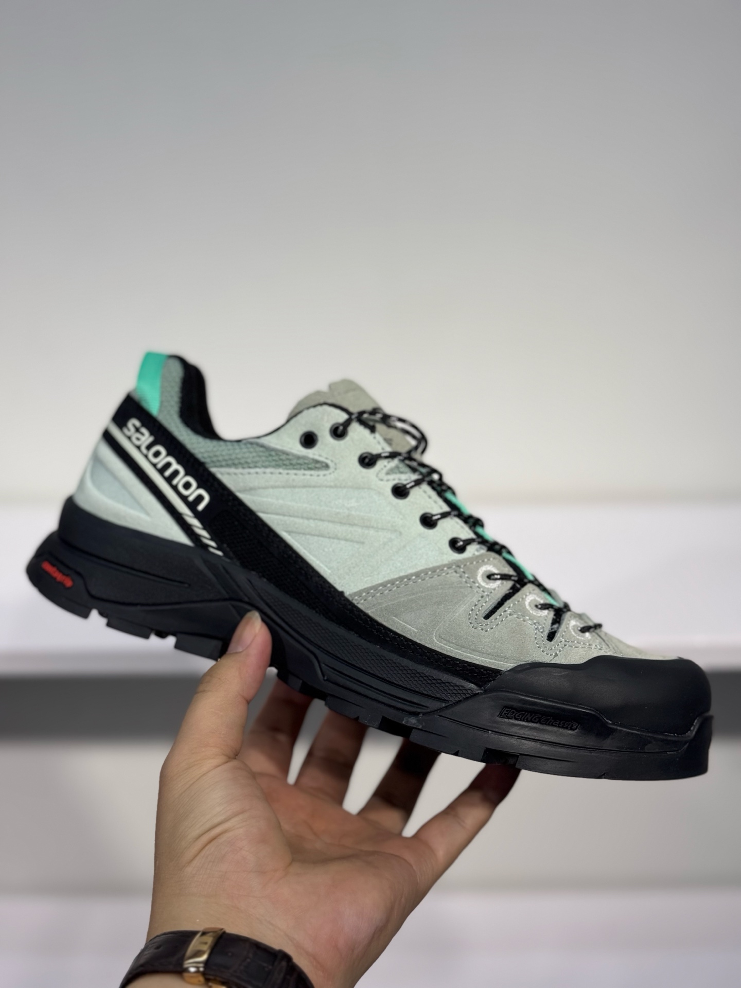 NO:729472,In stock at the stall, SALOMON x MM6 Margiela, jointly branded  The digital logo is like a handmade seal, complementing SALOMON's bold and high-tech LOGO. The other pair is made of pure black, highlighting textured details. The iconic sneakers are refined into new urban classics, bringing a quiet atmosphere to SALOMON. Exquisite packaging at the delivery counter Size: 36 36.5 37 38 38.5 39 40 40.5 41 42 42.5 43  44 44.5 45,,loro piana,masion margiela,masion margiela,sneakers19860909档口现货 SALOMON萨洛蒙x MM6马吉拉 联名 X-Alp系列 情侣款 户外 休闲 运动鞋 原版购入开发 做货 这款由MM6全新演绎的X-AIp专注于其空气动力学的外观上,标志性白色与奶油色带来都市风格.鞋舌上的MM6 数字标志就像一枚手工印章,与SALOMON大胆而高科技的LOGO相得益彰.另一双则以纯粹的黑色打造,突出富质感的细节,标志性运动鞋被提炼为新的都市经典 为 SALOMON带来静谧气息 配送专柜精美包装 Size: 36 36.5 37 38 38.5 39 40 40.5 41 42 42.5 43 44 44.5 45,,loro piana,masion margiela,masion margiela,sneakers,Men's shoes