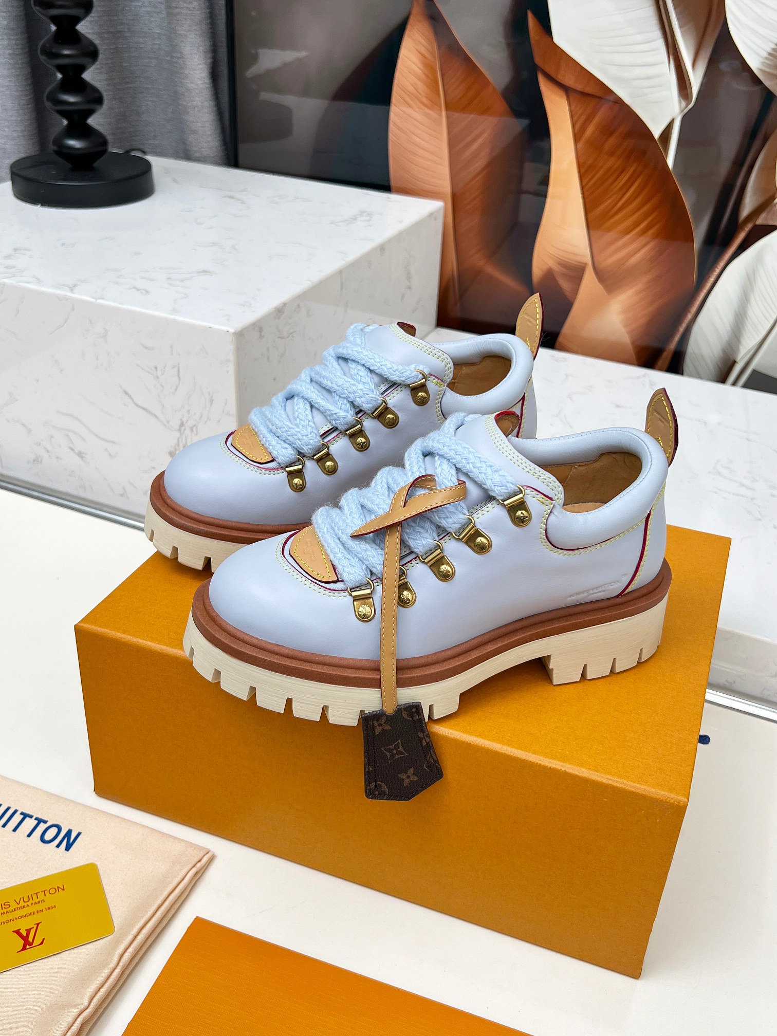 NO:653379,LV Louis Vuitton Derby Shoes 2025 Autumn and Winter New Style!  Developed one-to-one, retro fashionable, handsome and cool hiking shoes are now available. Materials: imported first-layer cowhide, imported lambskin lining, outsole, original molded TR non-slip outsole, sole height 3.5cm, shoe size: 35-45 for men and women, loafers, louis vuitton, louis vuitton, loafers, cowhide, sheepskin19860909LV 路易威登德比鞋2025秋冬新款！一比一开发,复古时尚,帅中带酷的登山鞋岀货啦. 材料进口头层牛皮  内里进口小羊皮  大底原版开模TR防滑大底  底高3.5cm  鞋码: 男女同款35-45,乐福鞋,louis vuitton,louis vuitton,loafers,cowhide,sheepskin,Women's Shoes