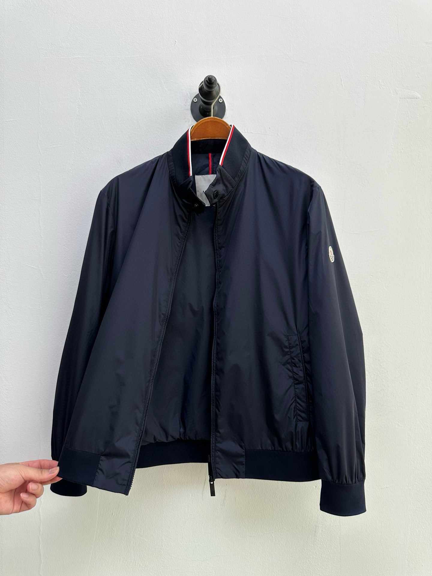 NO:599584,Mon·Stand collar logo embossed coat jacket, produced by OEM. Early autumn series. Made of customer-supplied fabrics and tight nylon fabric with excellent functionality. The jacket has a classic style, snap buttons on the collar, knitted three-color ribbon at the collar, embossed logo lettering, two-way zipper closure, zipper pockets, ribbed cuffs and hem, logo patch, full of vitality and movement. Customized hardware accessories. Navy black black  size1—5=48-56 50/2 size: shoulder width 48, chest 110, sleeve length 63, clothing length 66. Note: 175cm, 75kg, recommended size 2.,,jackets & coats,jackets & coats,alexander wang19860909Mon·立领标识字样压纹外套夹克、代工厂出品. 早秋系列. 客供面料、 具有出色功能性的紧致尼龙面料制成,夹克款型经典,衣领设有按扣、衣领处饰有针织三色饰带,点缀标识字样压纹,双向拉链开合、 拉链口袋、罗纹袖口和下摆、标识贴片、尽显活力与动感. 定制五金配件. 藏青色 黑色 size1—5=48-56 50/2码:肩宽48、胸围110、袖长63、衣长66 备注175cm、75kg,建议2码.,,jackets & coats,jackets & coats,alexander wang,Men's clothing