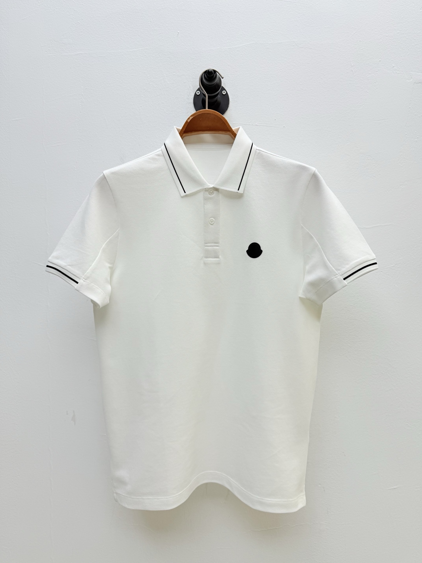 NO:131434,Mon·Inserted webbing decorative Polo shirts, produced by OEM. Spring and summer series Classic lapel design, paired with contrasting collar inlays to enhance visual layering. The chest is decorated with black brand words and logo patches, adopts injection molding technology, with clear patterns and smooth surface. The cuffs are spliced ​​cuffs, with conventional cuffs at the bottom and contrasting collar inlays to shrink elastic cuffs, which not only retains the classic outline of the Polo shirt, but also incorporates the functionality of sportswear. The fabric is made of Xinjiang long wool cotton, and uses special wool craftsmanship, double mercerized bead floor, honeycomb texture, dense and soft texture. It can be matched with trousers and loafers to easily control the low-key and luxurious business style!  Black, white, military green SizeM-XXXL A108310 L size shoulder width 44, bust 106, sleeve length 21, garment length 72 XL size shoulder width 45, bust 110, sleeve length 22, garment length 73 Notes Hand feel measurement error 1-3cm.,,loafers,alexander wang19860909Mon·嵌边织带装饰Polo衫、代工厂出品. 春夏系列 经典的翻领设计,搭配领口对比色嵌边,提升视觉层次感,胸口饰有黑色品牌字样和Logo的贴片,采用注塑工艺,图案清晰,表面光滑.袖口采用拼接袖口设计,下部为常规袖口,上部为对比色嵌边收缩松紧袖口,既保留Polo衫的经典轮廓,又融入了运动服饰的功能性.面料选用新疆长绒棉,采用特殊编制工艺,双丝光珠地、蜂窝纹理、手感质密而绒软.可以搭配西裤和乐福鞋,轻松驾驭低调奢华商务风！ 黑色、白色、军绿色 SizeM-XXXL A108310 L码肩宽44,胸围106,袖长21,衣长72 XL码肩宽45,胸围110,袖长22,衣长73 备注手感测量误差1-3cm.,,loafers,alexander wang,Men's clothing