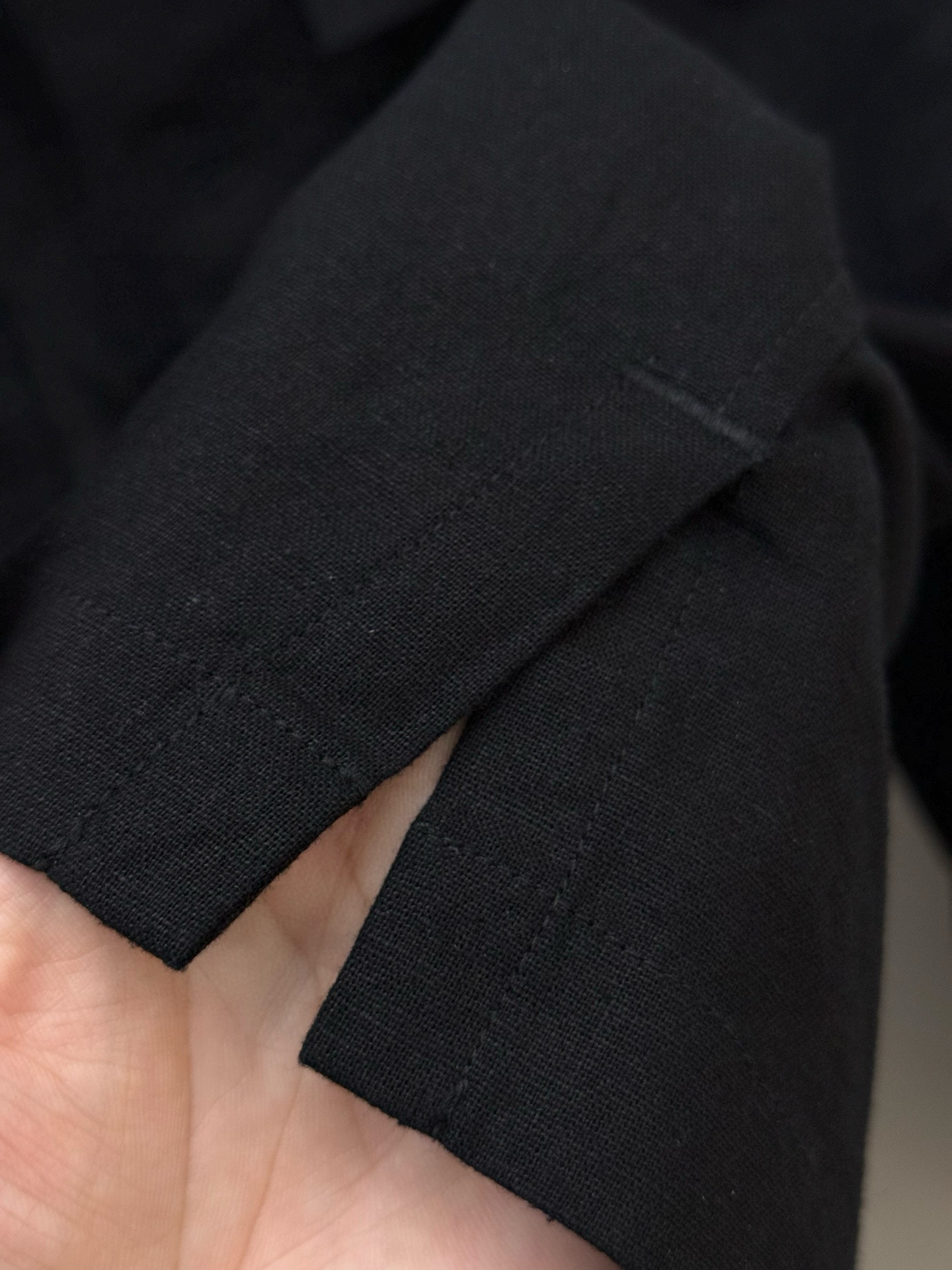 Zz·双口袋亚麻衬衫夹克、代工厂出品
春夏系列
夹克设计遵从品牌的核心理念“实用即奢华”,以无冗余装饰的极简主义与功能性细节为核心,将老钱风的“隐奢”态度融入每一处裁剪。双口袋的设计不仅是功能性的延伸,更以精准比例和隐晦工艺传递低调质感,无Logo设计进一步弱化符号表达,仅以立体裁剪的轮廓彰显实用主义美学,呼应老钱风“藏巧于拙”的审美逻辑。
夹克以亚麻为核心材质,通过Oasi Lino工艺处理,使得面料表面保留自然肌理感的同时,穿着却柔软轻盈,透气且不刺痒。立体裁剪,正肩的设计搭配宽松版型,保留活动余量的同时不失正装优雅,完美契合“动态优雅”的穿着需求。搭配浅色牛仔裤,以中性色叠穿凸显层次,袖口随意卷起露出亚麻天然褶皱,诠释“不经意的精致”。
米白、黑
Size:M-XL
P410
M码:肩宽50、胸围114、臂长62、衣长72
备注:根据个人喜好选择,175cm、75kg建议M码。注意⚠️建议干洗勿机洗。
