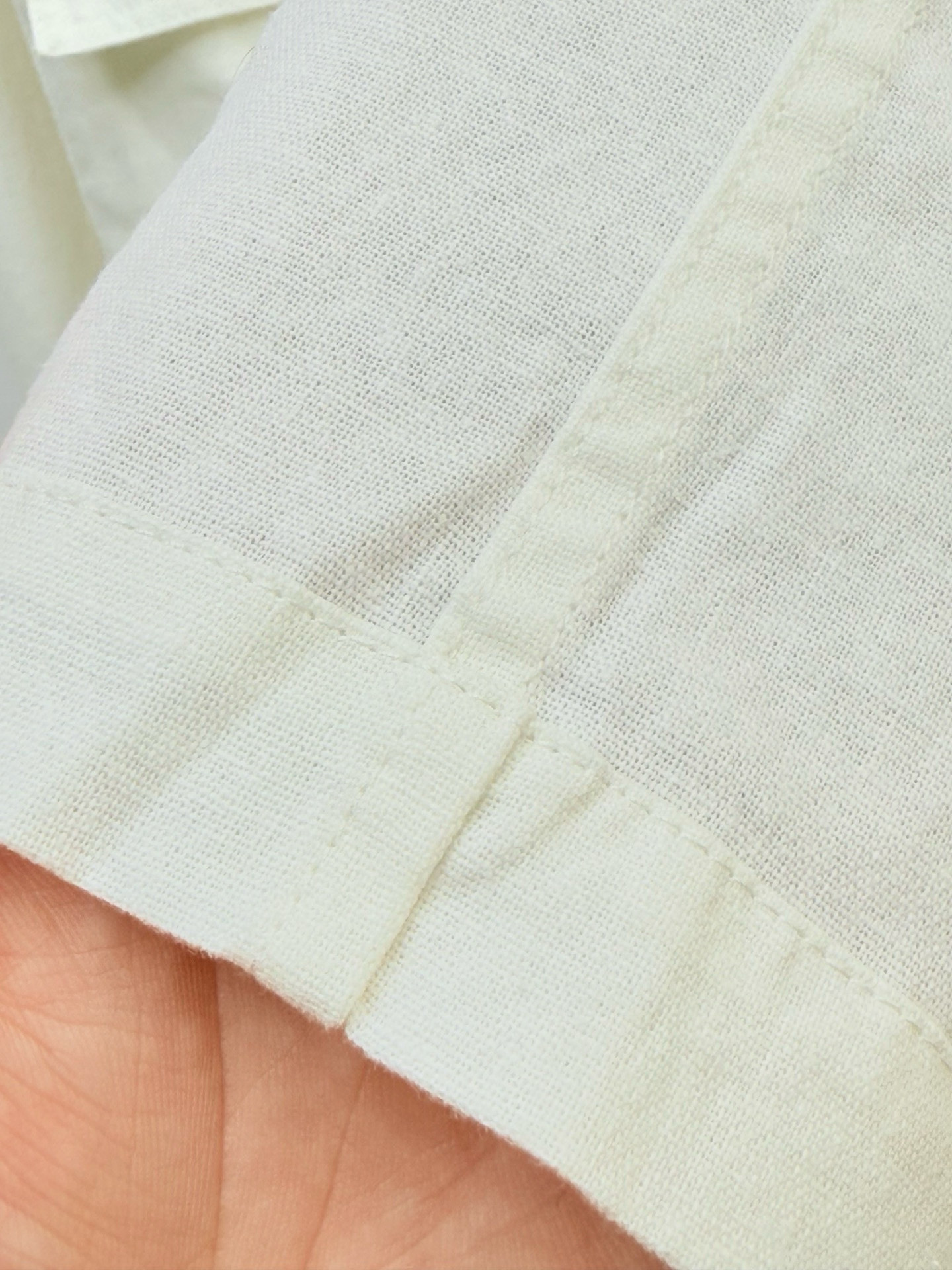 Zz·双口袋亚麻衬衫夹克、代工厂出品
春夏系列
夹克设计遵从品牌的核心理念“实用即奢华”,以无冗余装饰的极简主义与功能性细节为核心,将老钱风的“隐奢”态度融入每一处裁剪。双口袋的设计不仅是功能性的延伸,更以精准比例和隐晦工艺传递低调质感,无Logo设计进一步弱化符号表达,仅以立体裁剪的轮廓彰显实用主义美学,呼应老钱风“藏巧于拙”的审美逻辑。
夹克以亚麻为核心材质,通过Oasi Lino工艺处理,使得面料表面保留自然肌理感的同时,穿着却柔软轻盈,透气且不刺痒。立体裁剪,正肩的设计搭配宽松版型,保留活动余量的同时不失正装优雅,完美契合“动态优雅”的穿着需求。搭配浅色牛仔裤,以中性色叠穿凸显层次,袖口随意卷起露出亚麻天然褶皱,诠释“不经意的精致”。
米白、黑
Size:M-XL
P410
M码:肩宽50、胸围114、臂长62、衣长72
备注:根据个人喜好选择,175cm、75kg建议M码。注意⚠️建议干洗勿机洗。