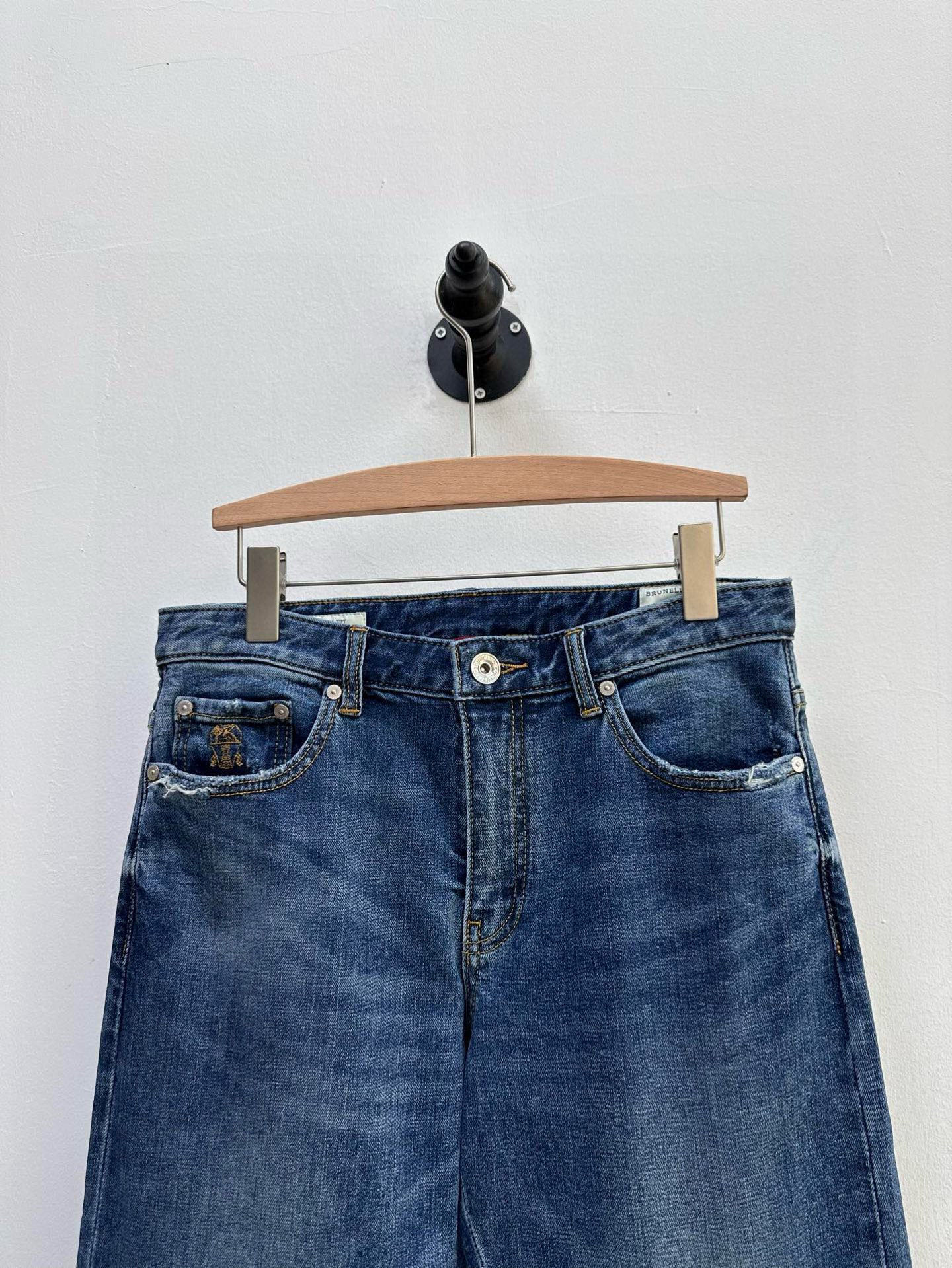 BC·Brunello Cucinelli 五袋牛仔裤
弹力丹宁牛仔
质密柔软、舒适有型。
小直筒版型
石洗靛蓝色调、经典清新自然、休闲惬意百搭、以别具一格的靛蓝丹宁布巧妙搭配小直筒剪裁，造就率性利落的精裁版型，令身形更显修长挺拔。展现了Bc对现代优雅与精致时尚的独到见解。口袋处破坏设计点缀，增加了一点新元素，不会单调性，可随意搭配。
size：30-38无35
        P310
31码：腰围80、臀围104、裆30、裤长104。
备注：正码有弹性。