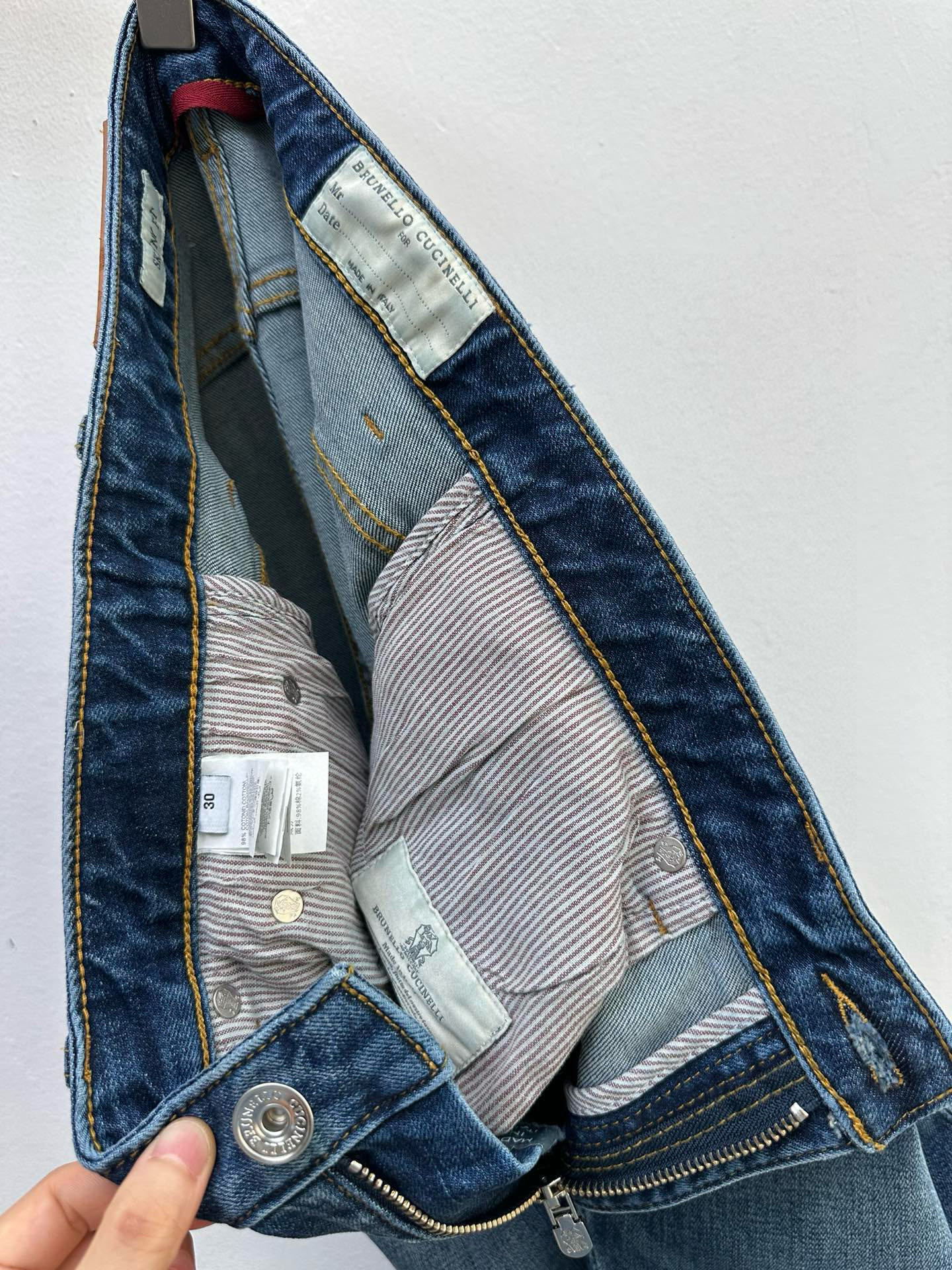 BC·Brunello Cucinelli 五袋牛仔裤
弹力丹宁牛仔
质密柔软、舒适有型。
小直筒版型
石洗靛蓝色调、经典清新自然、休闲惬意百搭、以别具一格的靛蓝丹宁布巧妙搭配小直筒剪裁，造就率性利落的精裁版型，令身形更显修长挺拔。展现了Bc对现代优雅与精致时尚的独到见解。口袋处破坏设计点缀，增加了一点新元素，不会单调性，可随意搭配。
size：30-38无35
        P310
31码：腰围80、臀围104、裆30、裤长104。
备注：正码有弹性。