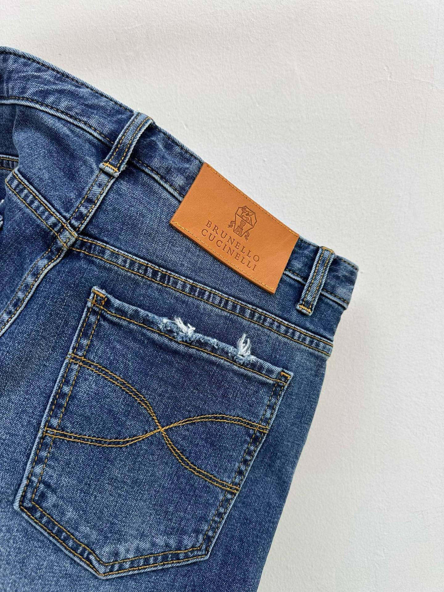 BC·Brunello Cucinelli 五袋牛仔裤
弹力丹宁牛仔
质密柔软、舒适有型。
小直筒版型
石洗靛蓝色调、经典清新自然、休闲惬意百搭、以别具一格的靛蓝丹宁布巧妙搭配小直筒剪裁，造就率性利落的精裁版型，令身形更显修长挺拔。展现了Bc对现代优雅与精致时尚的独到见解。口袋处破坏设计点缀，增加了一点新元素，不会单调性，可随意搭配。
size：30-38无35
        P310
31码：腰围80、臀围104、裆30、裤长104。
备注：正码有弹性。