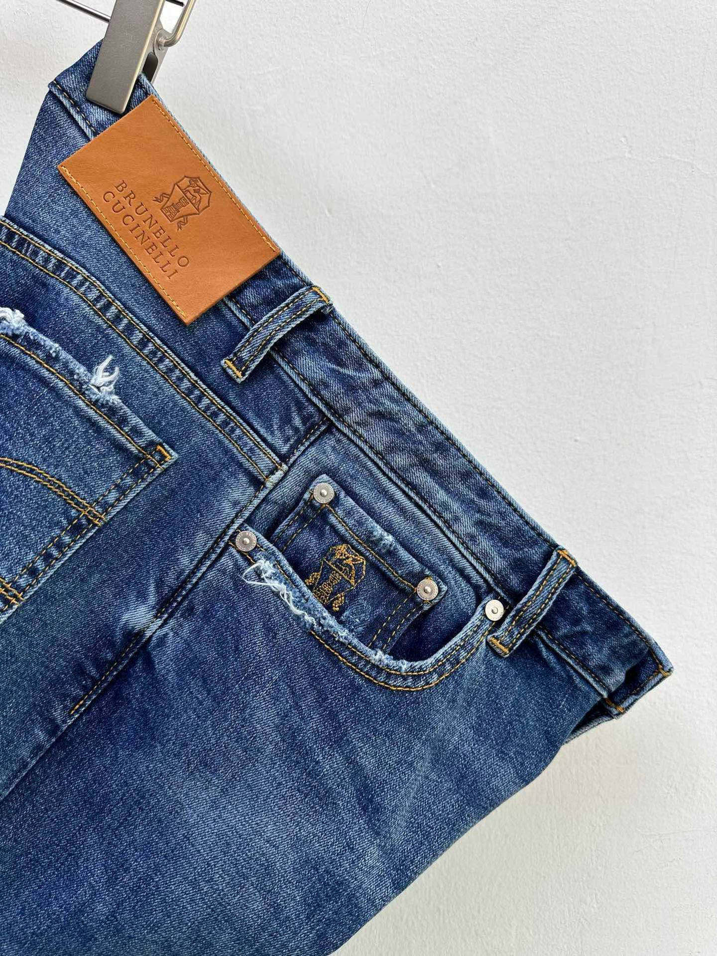 BC·Brunello Cucinelli 五袋牛仔裤
弹力丹宁牛仔
质密柔软、舒适有型。
小直筒版型
石洗靛蓝色调、经典清新自然、休闲惬意百搭、以别具一格的靛蓝丹宁布巧妙搭配小直筒剪裁，造就率性利落的精裁版型，令身形更显修长挺拔。展现了Bc对现代优雅与精致时尚的独到见解。口袋处破坏设计点缀，增加了一点新元素，不会单调性，可随意搭配。
size：30-38无35
        P310
31码：腰围80、臀围104、裆30、裤长104。
备注：正码有弹性。