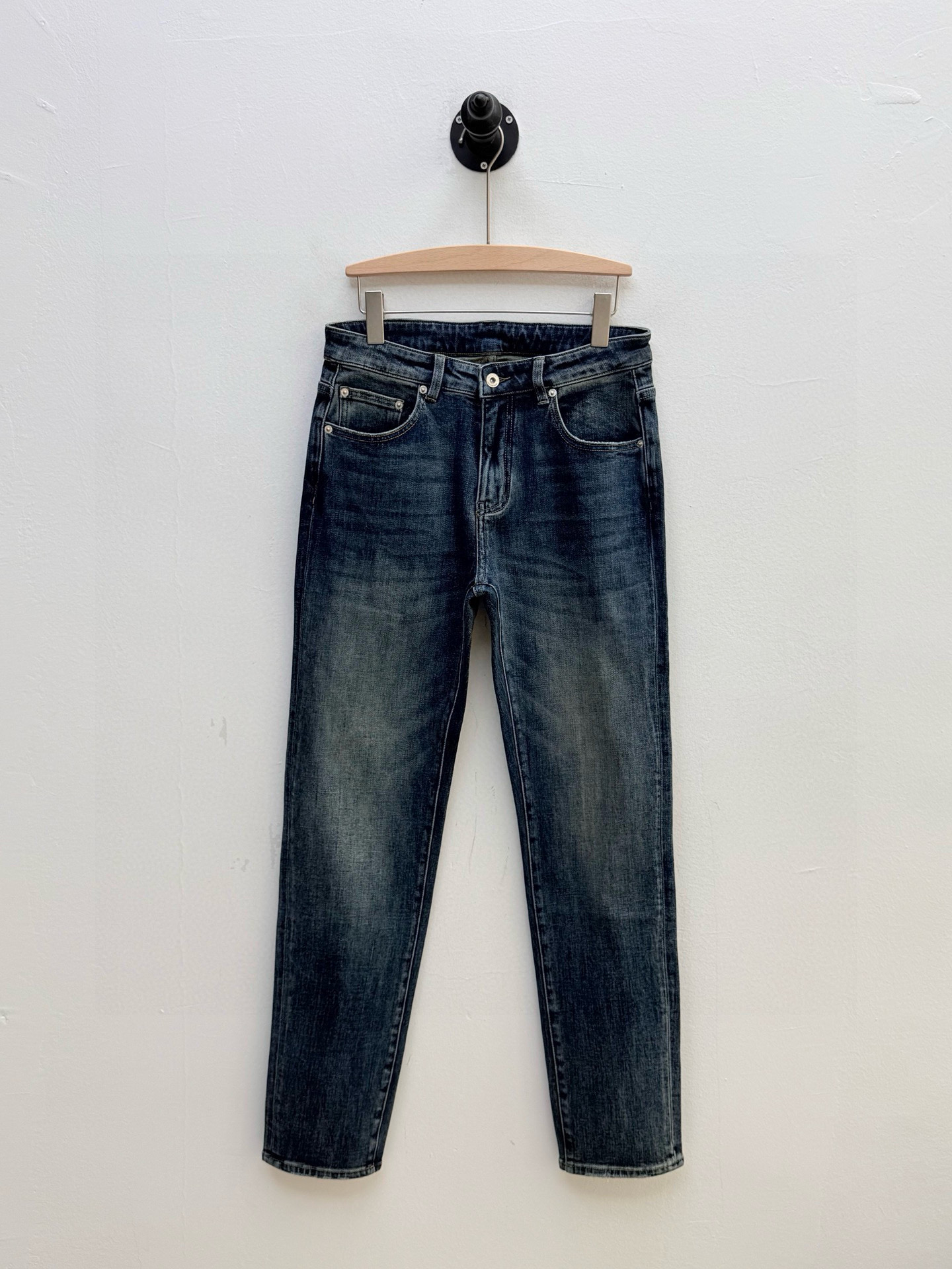 Bur·徽标刺绣五袋牛仔裤、代工厂出品早秋新品本款牛仔裤采用经典的五袋裤设计，铆钉和门襟纽扣均镌刻Log