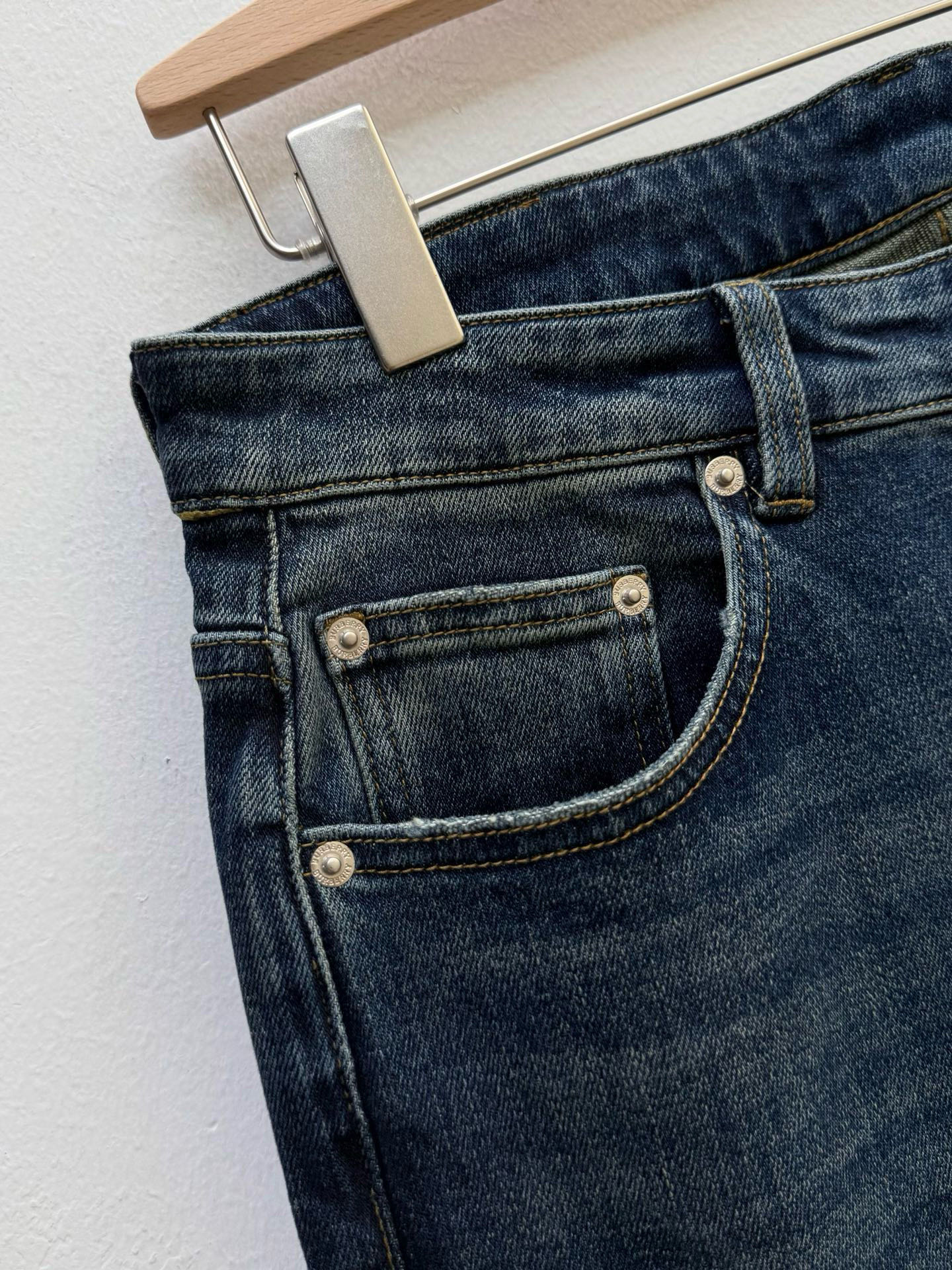 Bur·徽标刺绣五袋牛仔裤、代工厂出品早秋新品本款牛仔裤采用经典的五袋裤设计，铆钉和门襟纽扣均镌刻Log