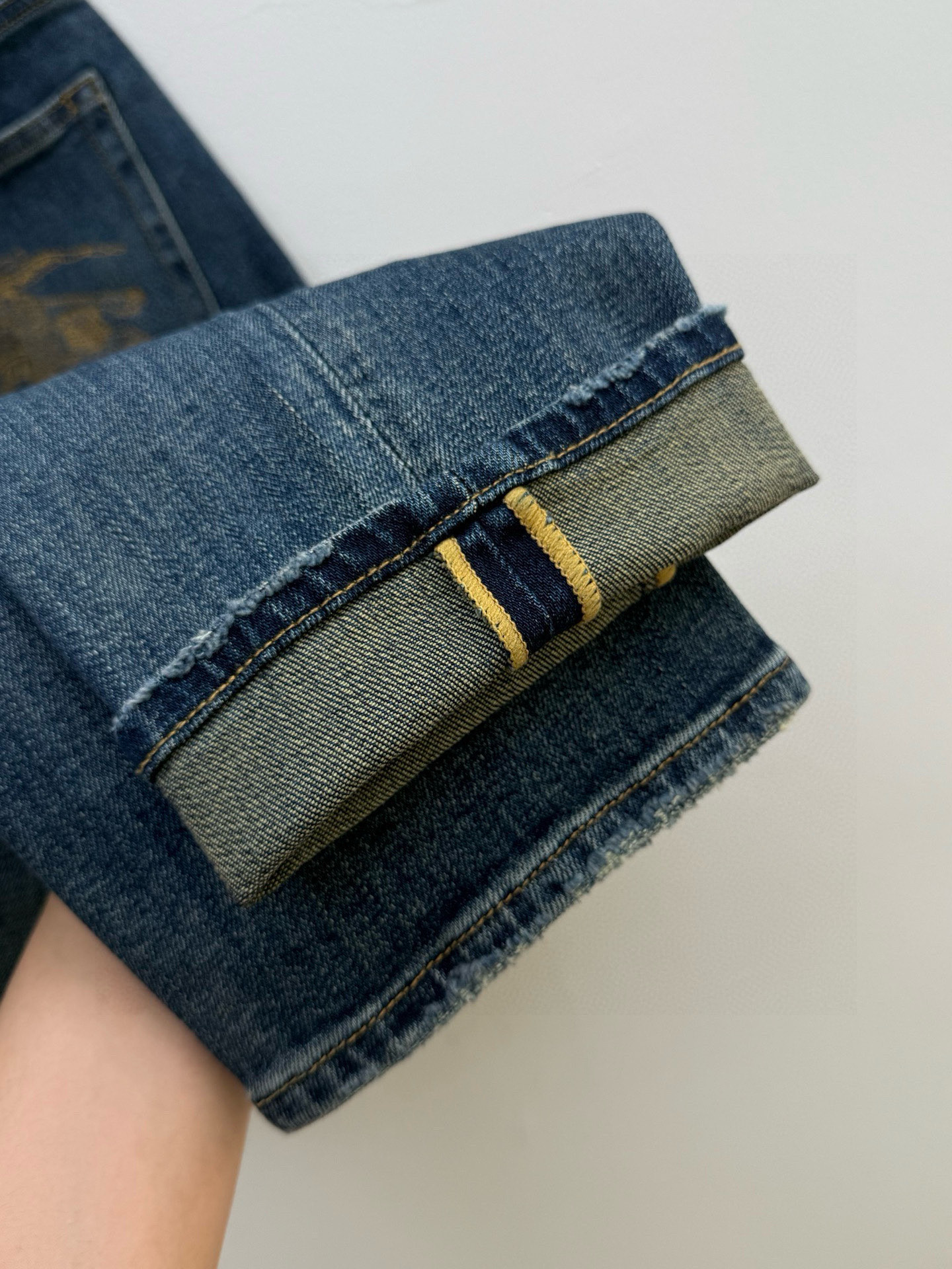 Bur·徽标刺绣五袋牛仔裤、代工厂出品早秋新品本款牛仔裤采用经典的五袋裤设计，铆钉和门襟纽扣均镌刻Log