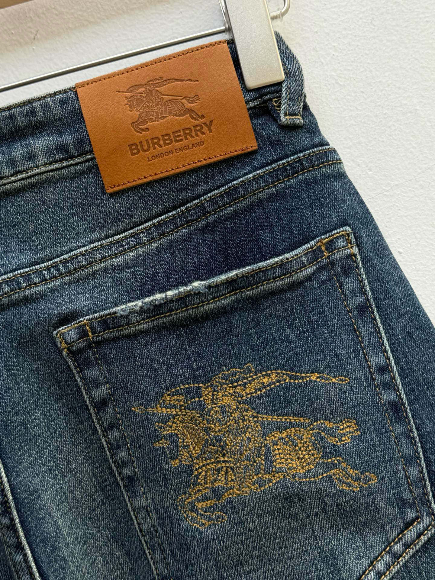 Bur·徽标刺绣五袋牛仔裤、代工厂出品早秋新品本款牛仔裤采用经典的五袋裤设计，铆钉和门襟纽扣均镌刻Log