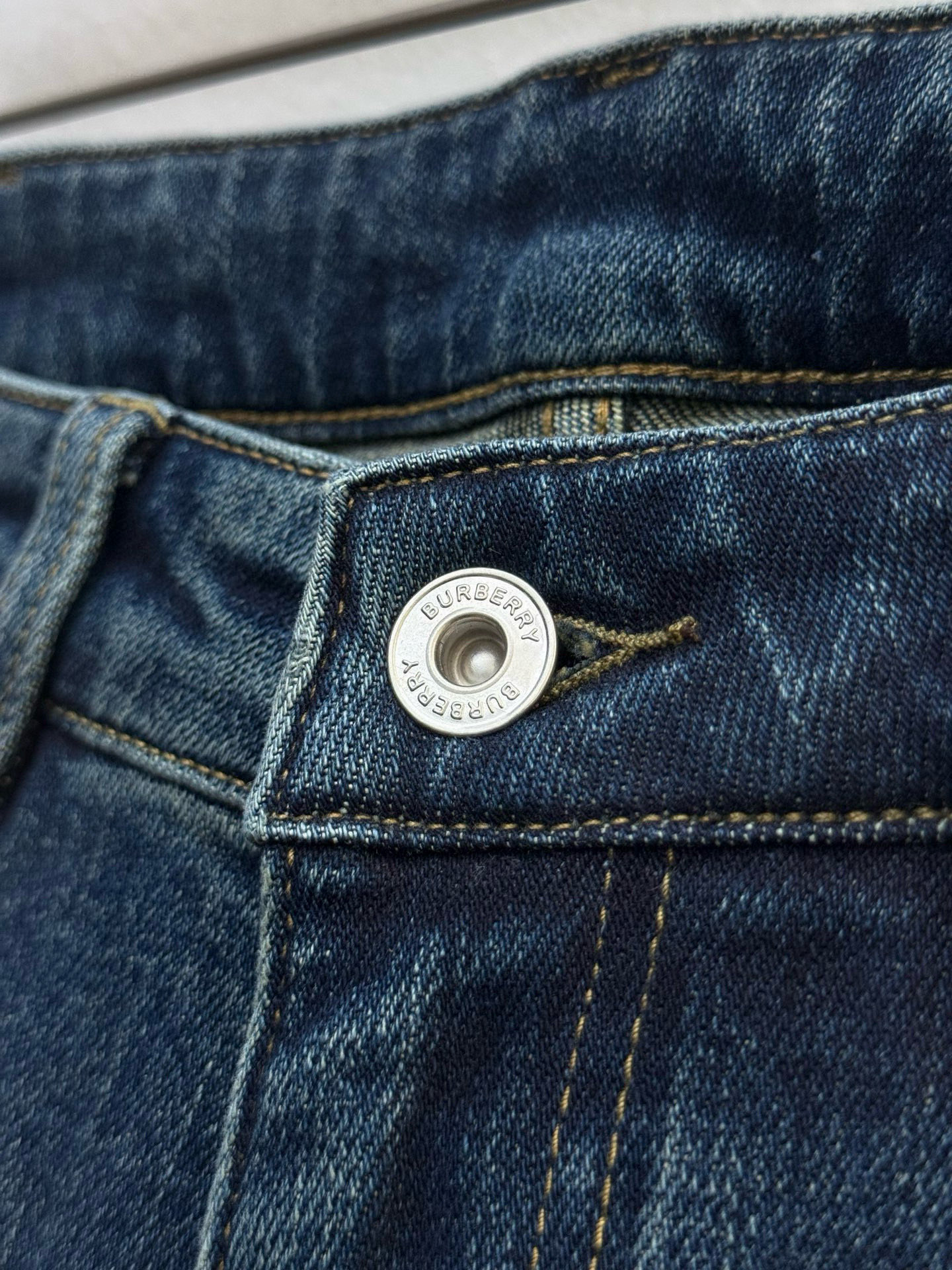 Bur·徽标刺绣五袋牛仔裤、代工厂出品早秋新品本款牛仔裤采用经典的五袋裤设计，铆钉和门襟纽扣均镌刻Log