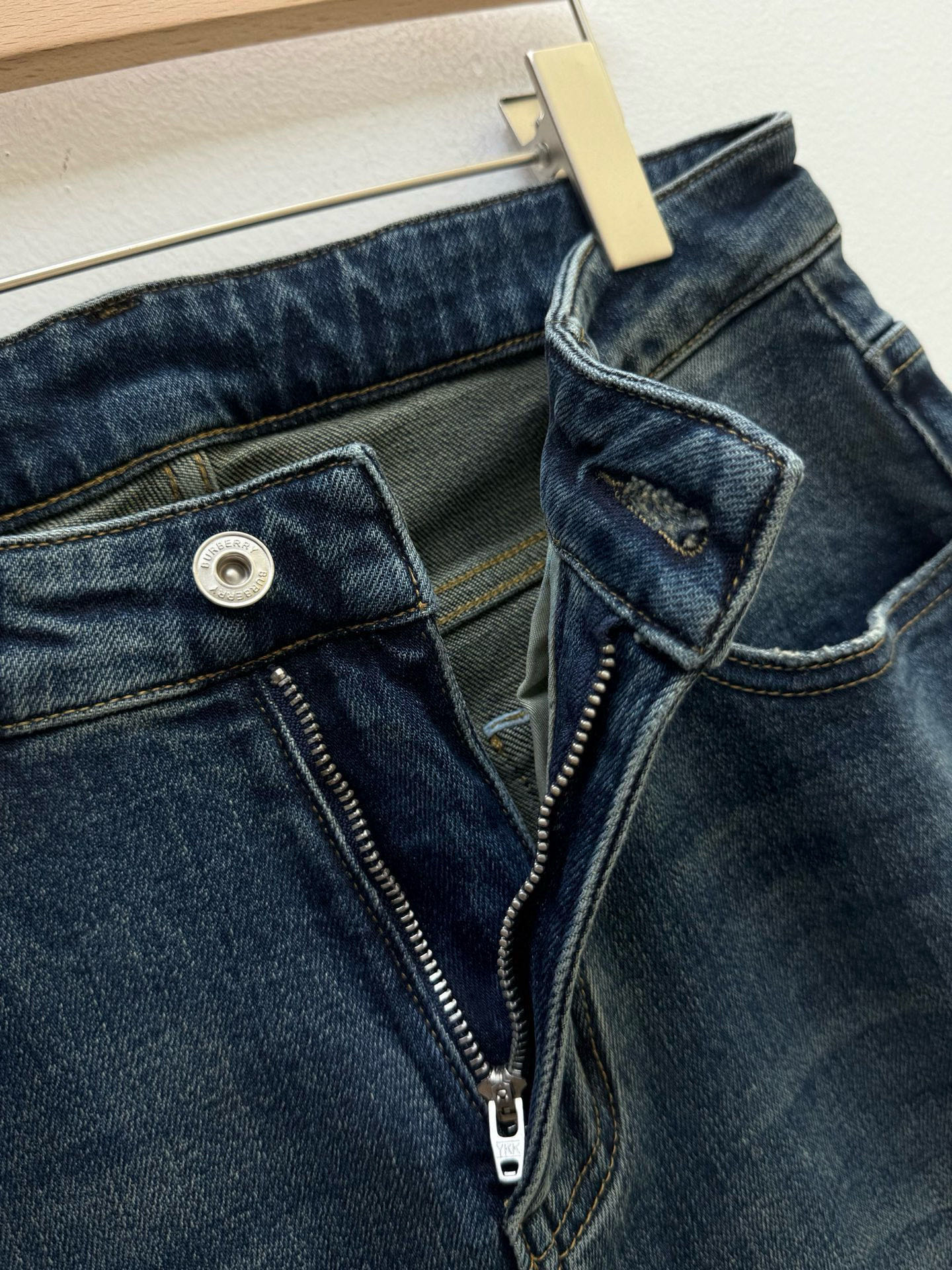 Bur·徽标刺绣五袋牛仔裤、代工厂出品早秋新品本款牛仔裤采用经典的五袋裤设计，铆钉和门襟纽扣均镌刻Log