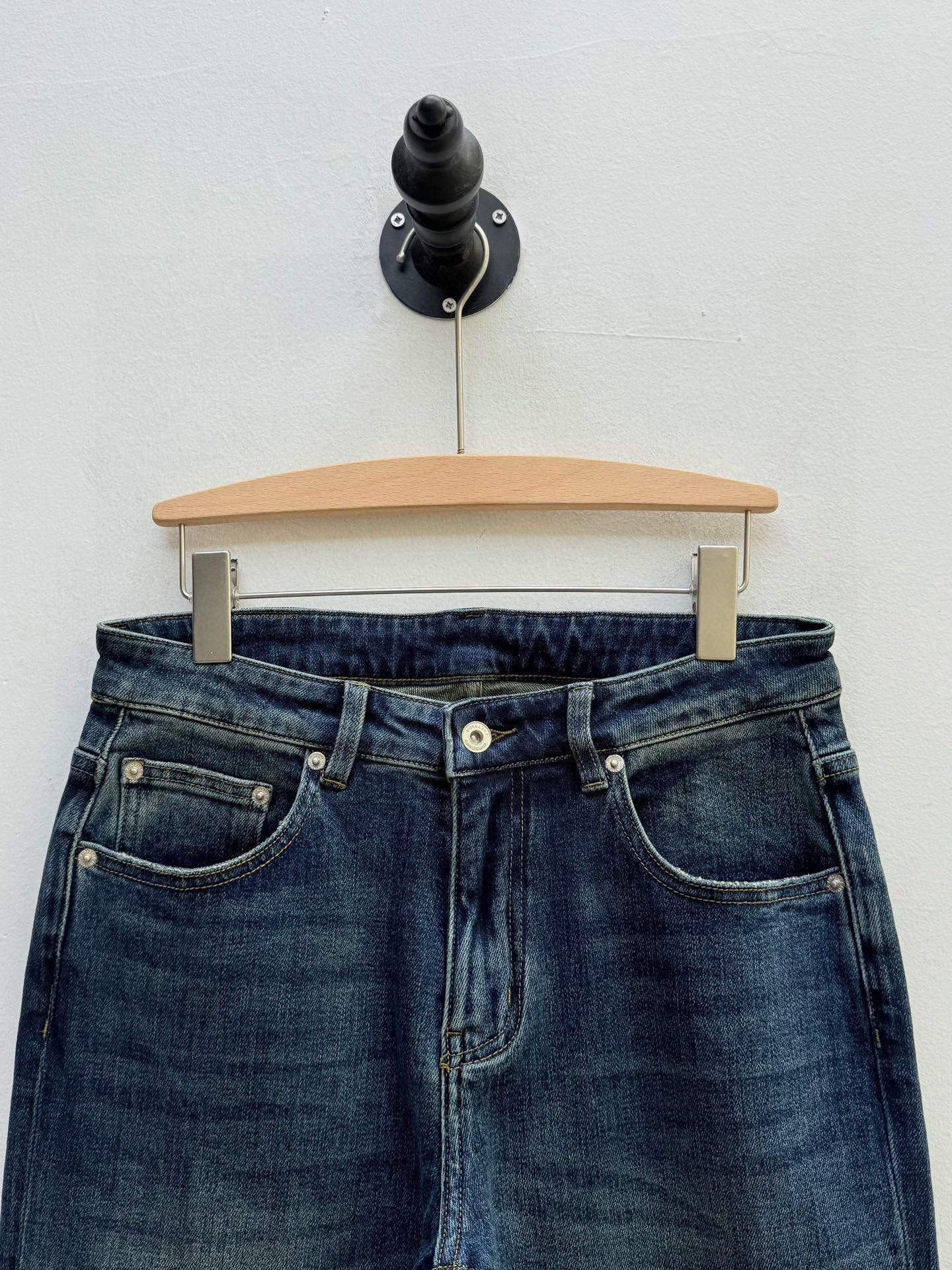 Bur·徽标刺绣五袋牛仔裤、代工厂出品早秋新品本款牛仔裤采用经典的五袋裤设计，铆钉和门襟纽扣均镌刻Log