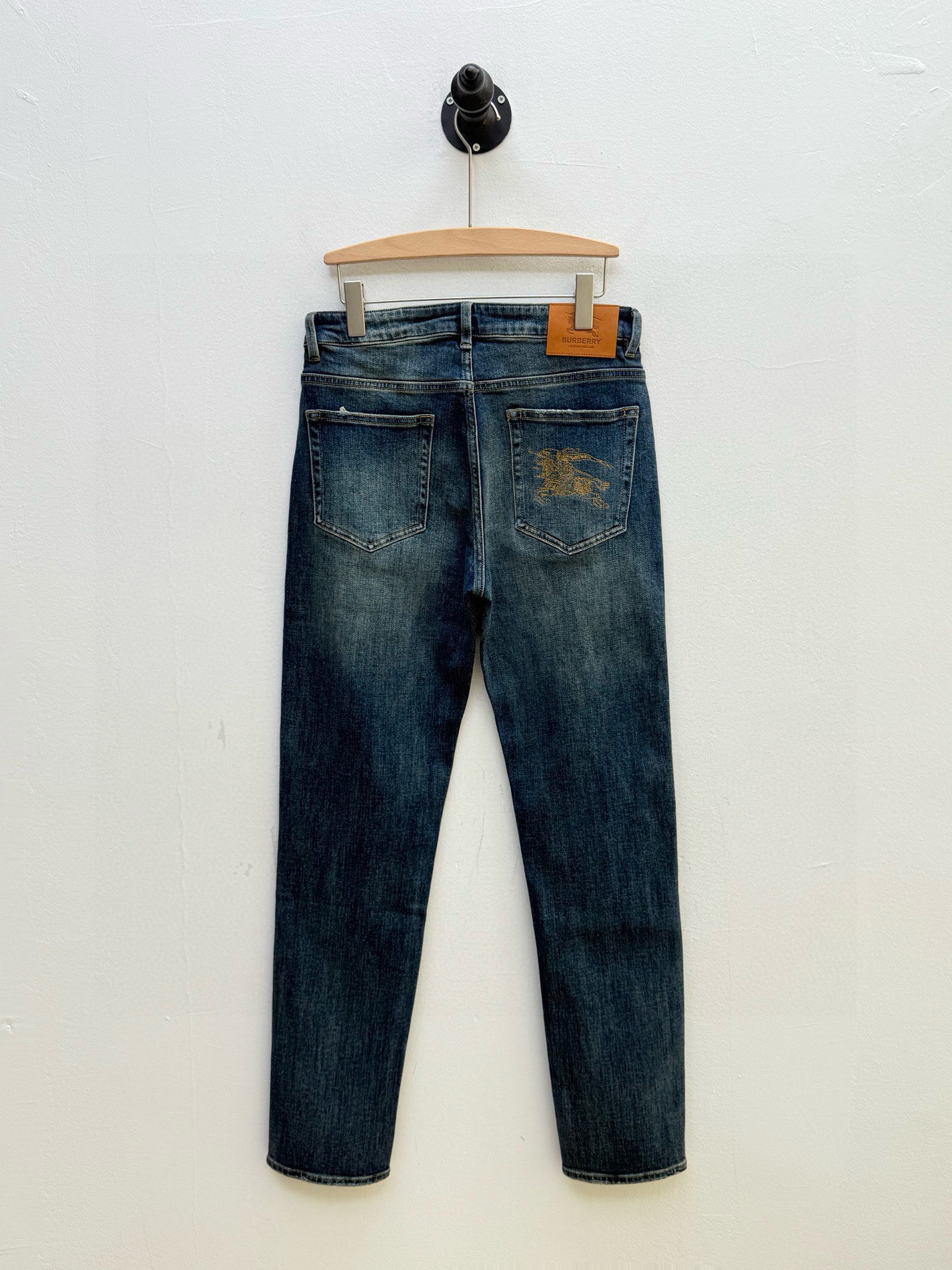 Bur·徽标刺绣五袋牛仔裤、代工厂出品早秋新品本款牛仔裤采用经典的五袋裤设计，铆钉和门襟纽扣均镌刻Log