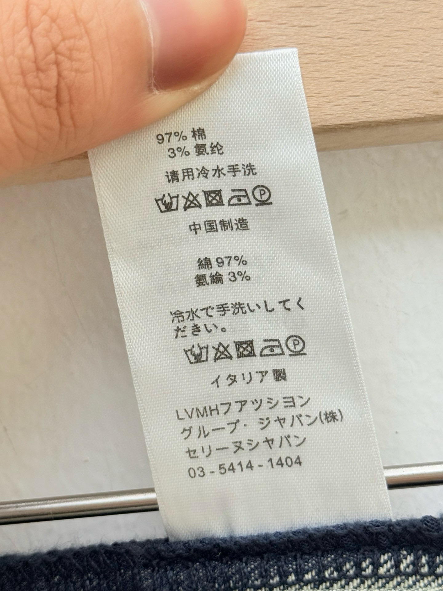 Cel·手工做旧破洞五袋牛仔裤、代工厂出品早秋新品这款牛仔裤采用经典的五袋裤设计，铆钉与门襟纽扣均镌刻品