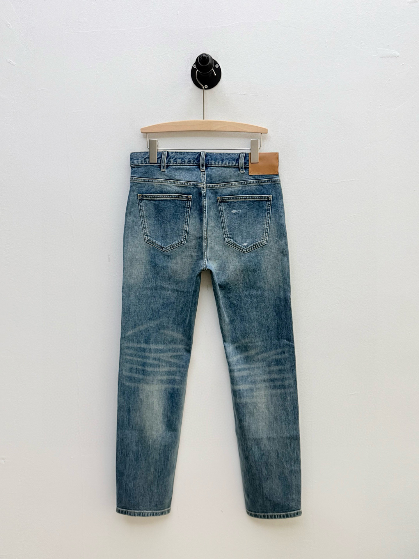 Cel·手工做旧破洞五袋牛仔裤、代工厂出品早秋新品这款牛仔裤采用经典的五袋裤设计，铆钉与门襟纽扣均镌刻品