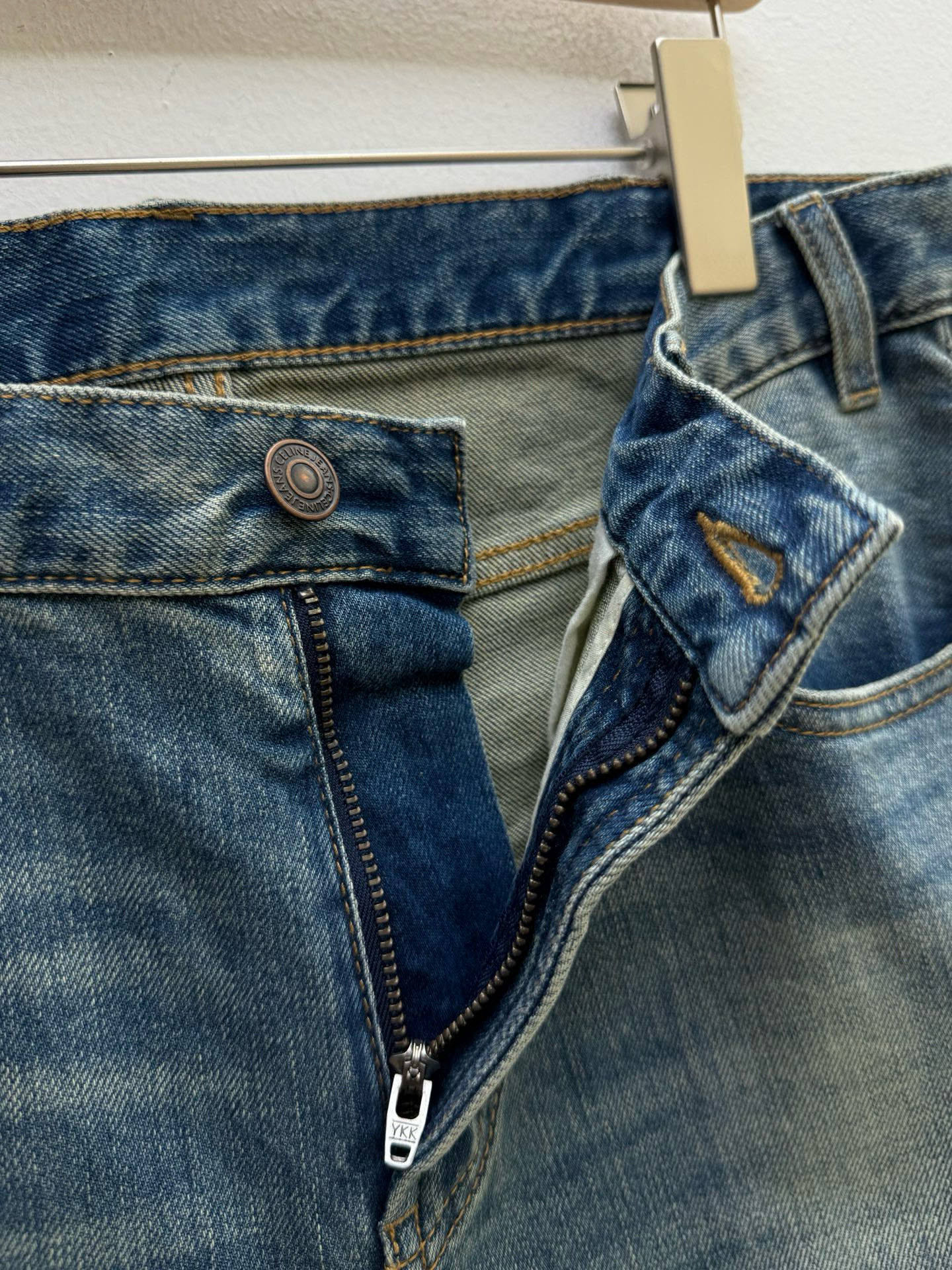 Cel·手工做旧破洞五袋牛仔裤、代工厂出品早秋新品这款牛仔裤采用经典的五袋裤设计，铆钉与门襟纽扣均镌刻品