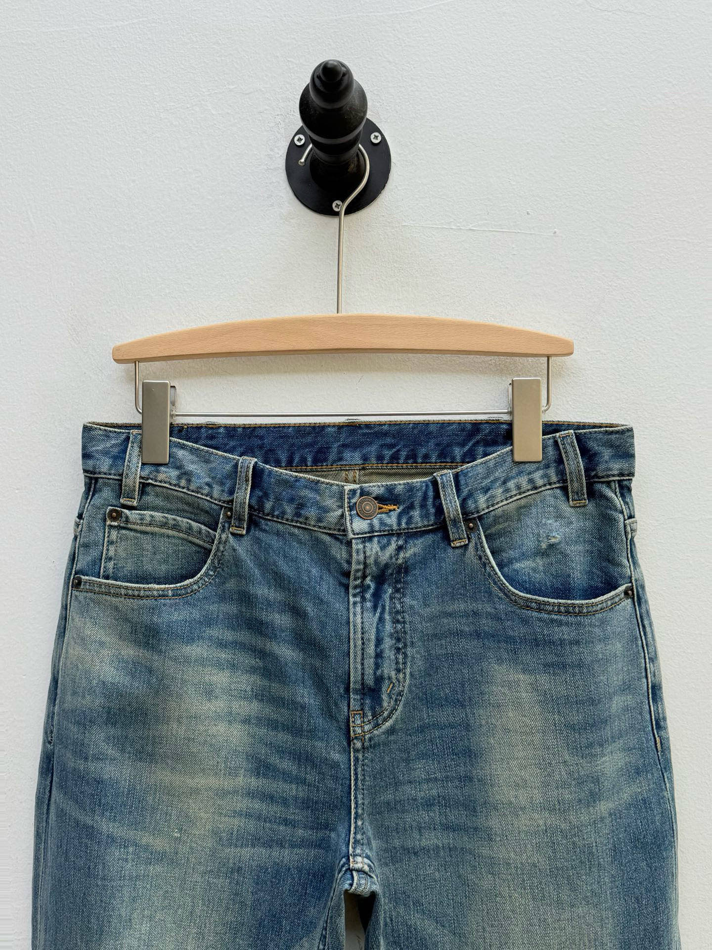 Cel·手工做旧破洞五袋牛仔裤、代工厂出品早秋新品这款牛仔裤采用经典的五袋裤设计，铆钉与门襟纽扣均镌刻品