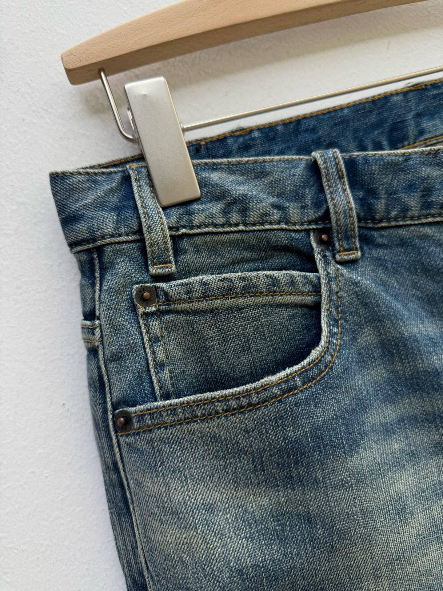 Cel·手工做旧破洞五袋牛仔裤、代工厂出品早秋新品这款牛仔裤采用经典的五袋裤设计，铆钉与门襟纽扣均镌刻品