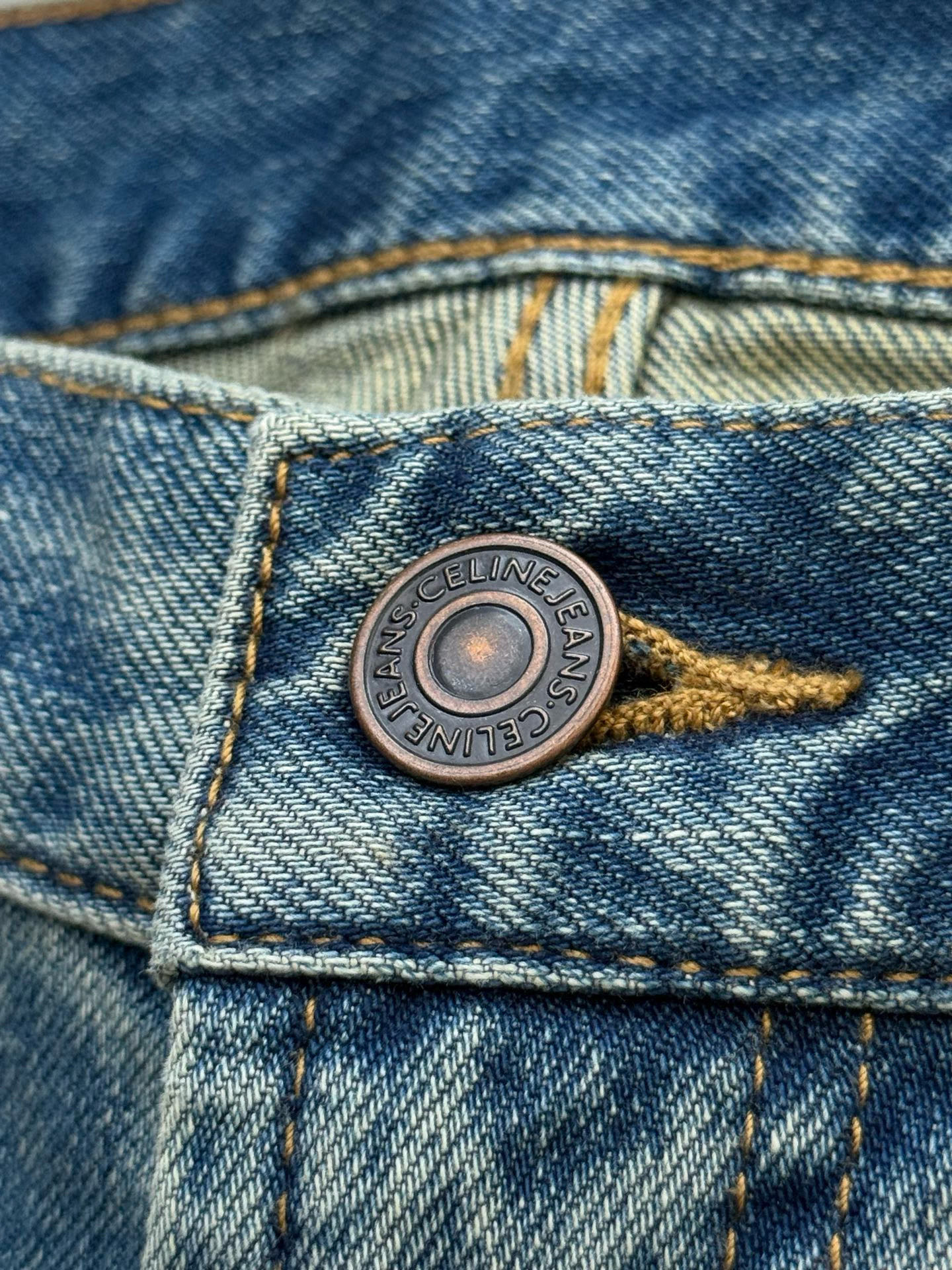 Cel·手工做旧破洞五袋牛仔裤、代工厂出品早秋新品这款牛仔裤采用经典的五袋裤设计，铆钉与门襟纽扣均镌刻品