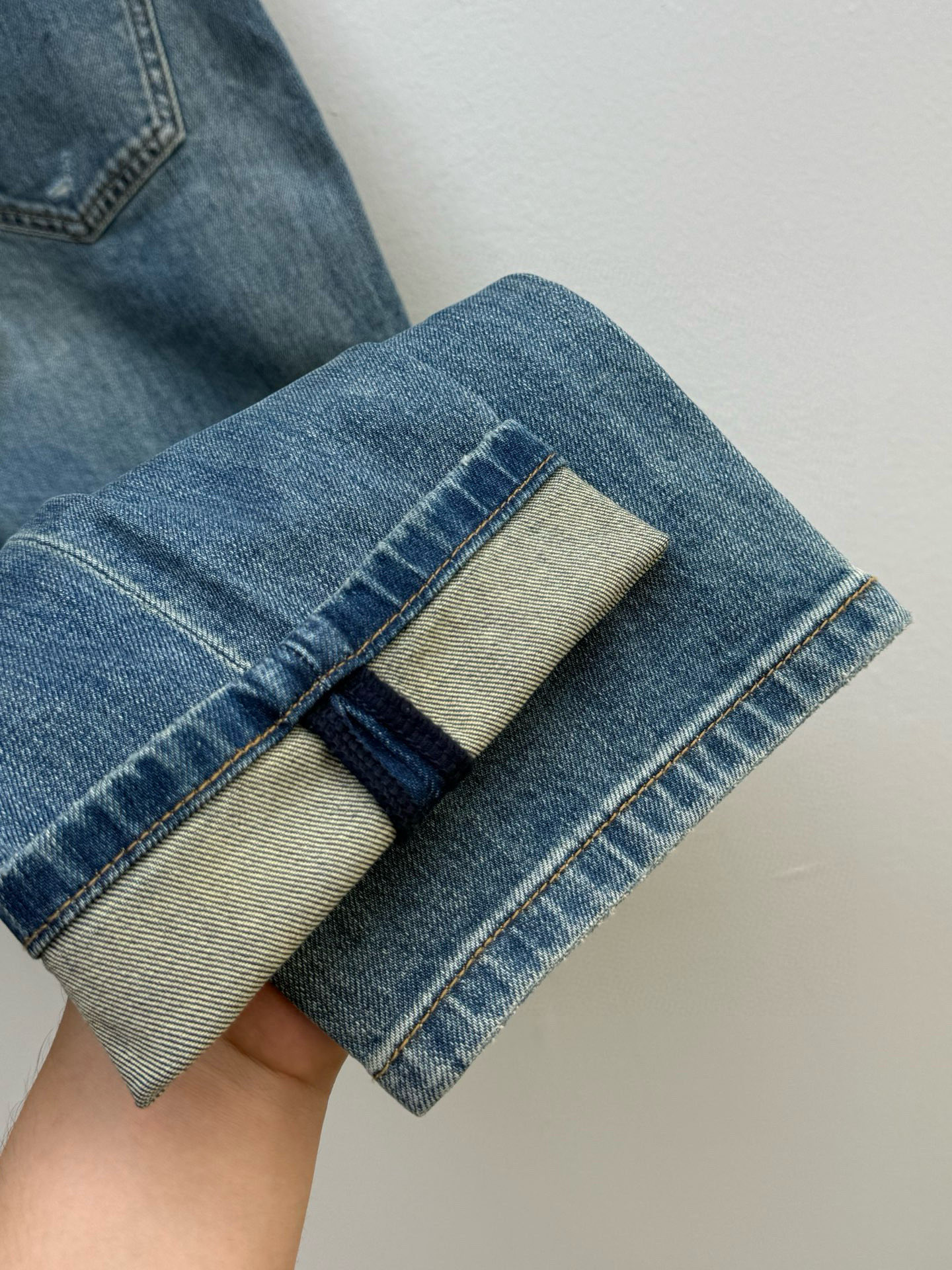 Cel·手工做旧破洞五袋牛仔裤、代工厂出品早秋新品这款牛仔裤采用经典的五袋裤设计，铆钉与门襟纽扣均镌刻品