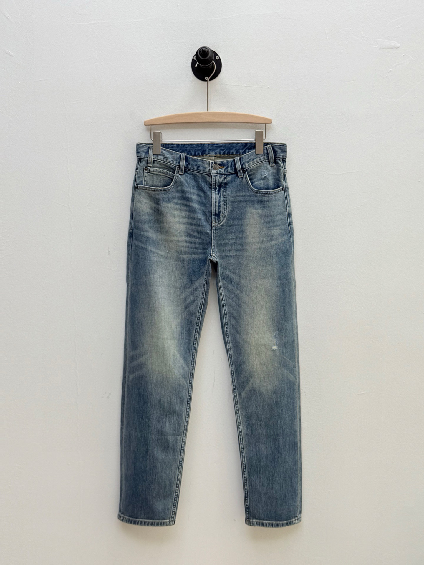 Cel·手工做旧破洞五袋牛仔裤、代工厂出品早秋新品这款牛仔裤采用经典的五袋裤设计，铆钉与门襟纽扣均镌刻品