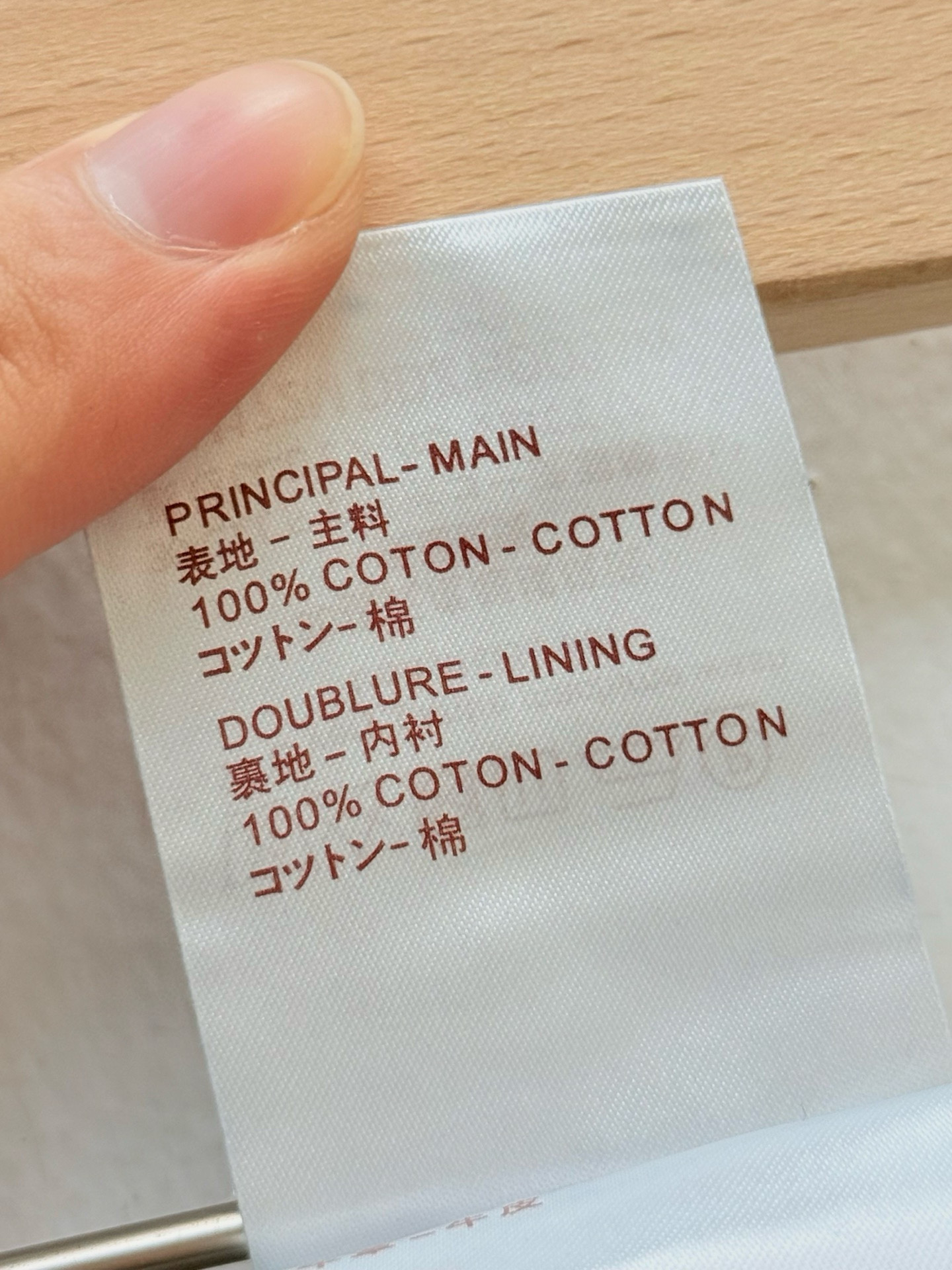 驴牌·马里奥联名毛织装饰牛仔裤、代工厂出品早秋系列这款牛仔裤采用经典的直筒微锥版型，铆钉和门襟纽扣均镌刻