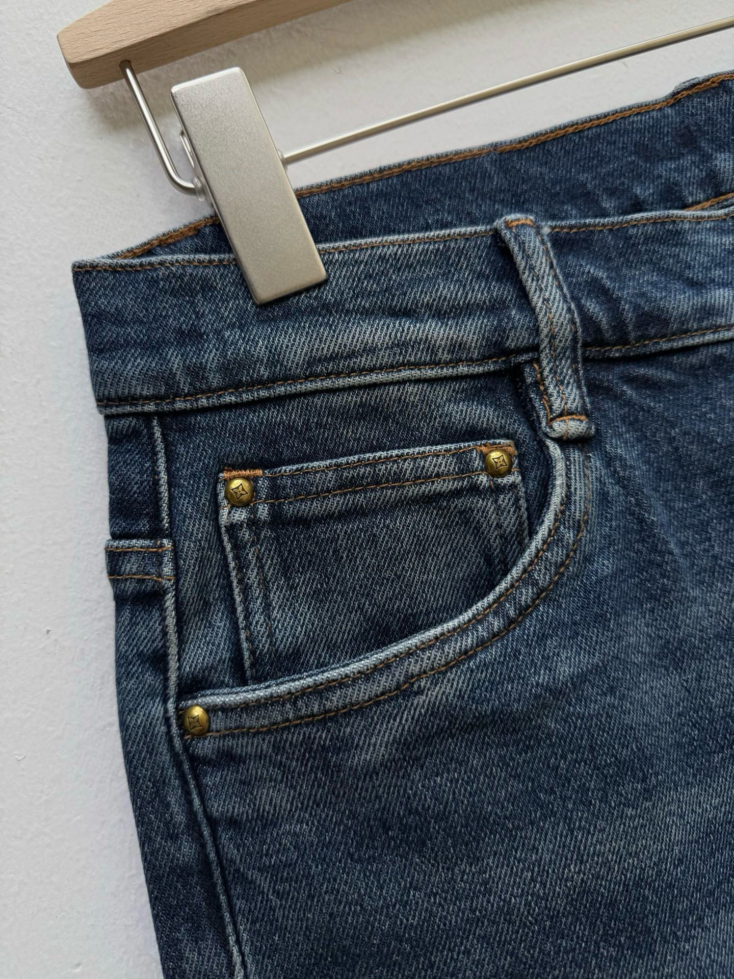 驴牌·马里奥联名毛织装饰牛仔裤、代工厂出品早秋系列这款牛仔裤采用经典的直筒微锥版型，铆钉和门襟纽扣均镌刻