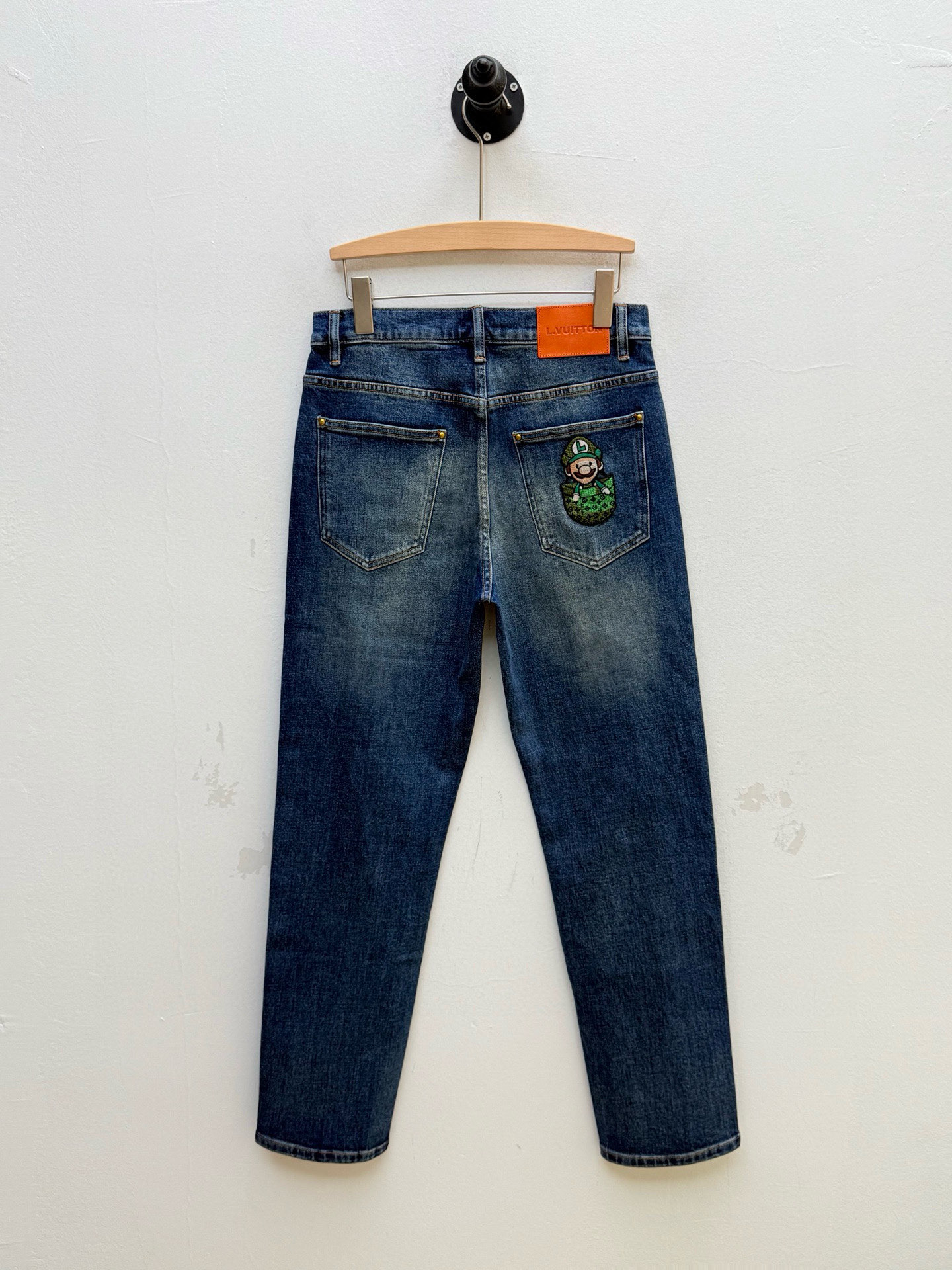 驴牌·马里奥联名毛织装饰牛仔裤、代工厂出品早秋系列这款牛仔裤采用经典的直筒微锥版型，铆钉和门襟纽扣均镌刻