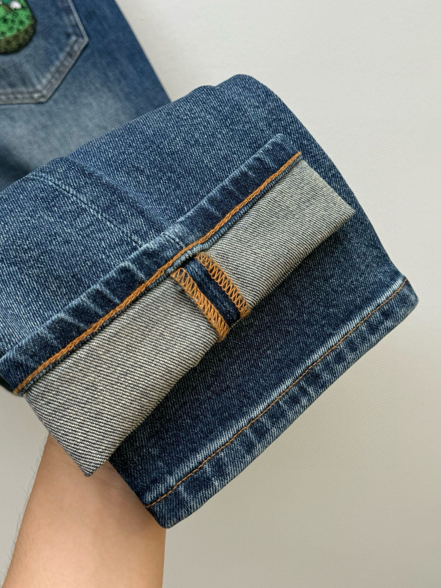 驴牌·马里奥联名毛织装饰牛仔裤、代工厂出品早秋系列这款牛仔裤采用经典的直筒微锥版型，铆钉和门襟纽扣均镌刻