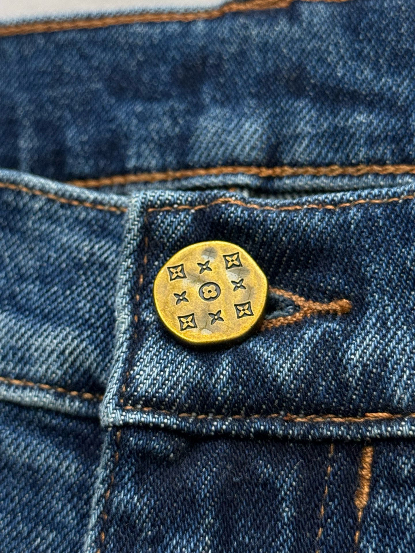 驴牌·马里奥联名毛织装饰牛仔裤、代工厂出品早秋系列这款牛仔裤采用经典的直筒微锥版型，铆钉和门襟纽扣均镌刻