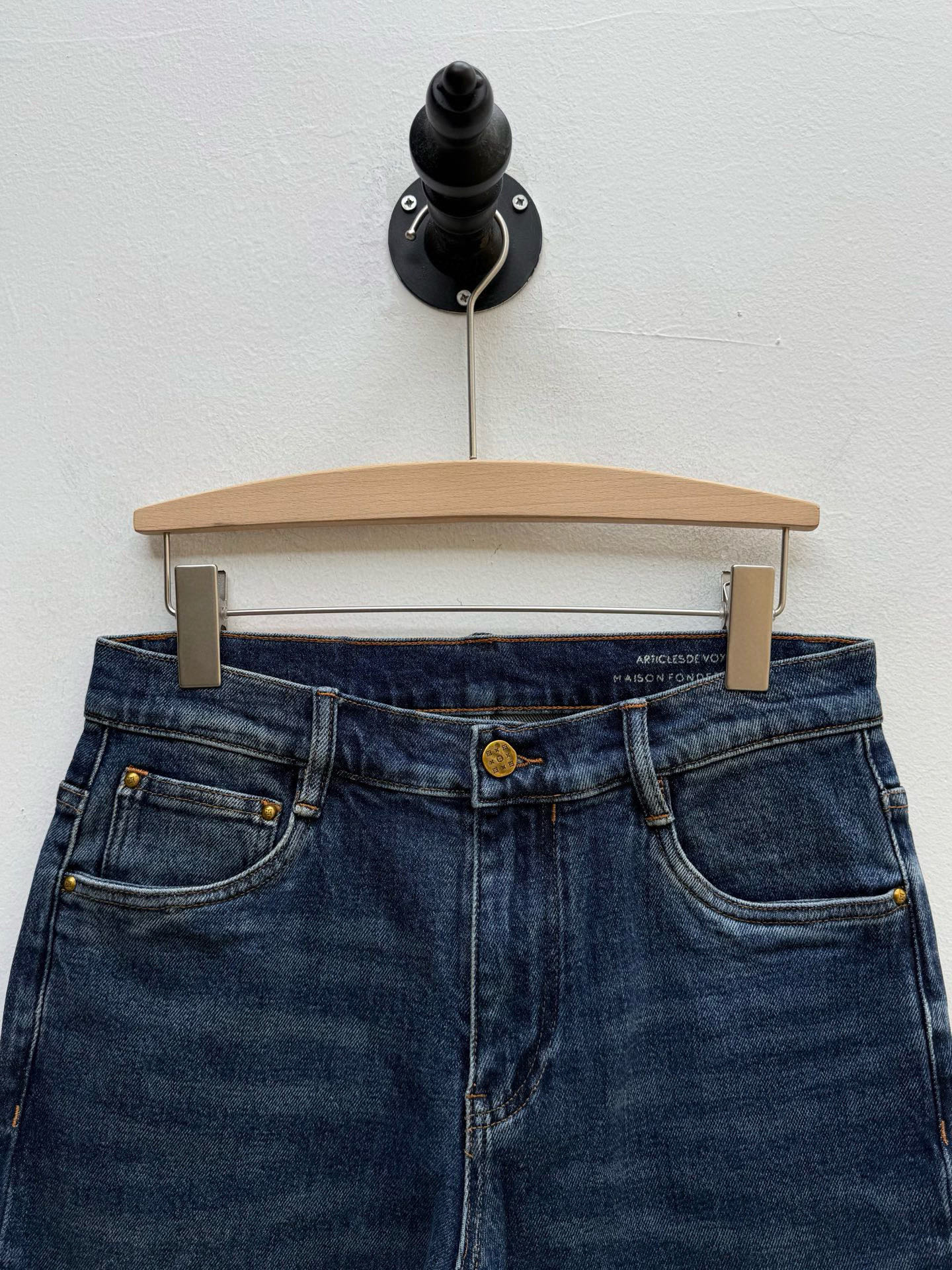 驴牌·马里奥联名毛织装饰牛仔裤、代工厂出品早秋系列这款牛仔裤采用经典的直筒微锥版型，铆钉和门襟纽扣均镌刻