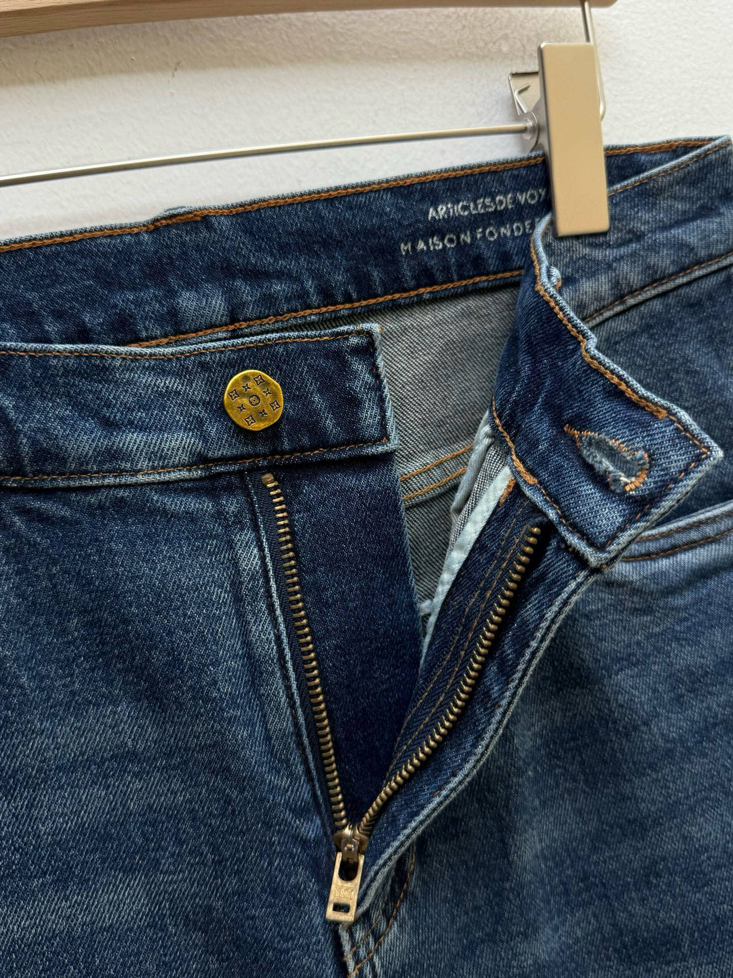 驴牌·马里奥联名毛织装饰牛仔裤、代工厂出品早秋系列这款牛仔裤采用经典的直筒微锥版型，铆钉和门襟纽扣均镌刻