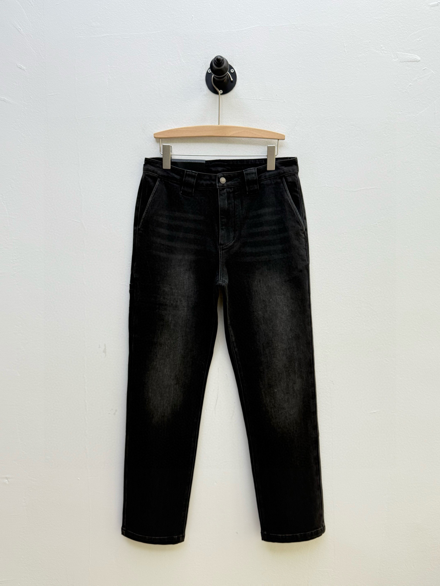 PR·水洗做旧徽标牛仔裤、代工厂出品秋季新品经典的直筒微锥版型，搭配仿旧水洗，赋予其复古与现代融合的都市